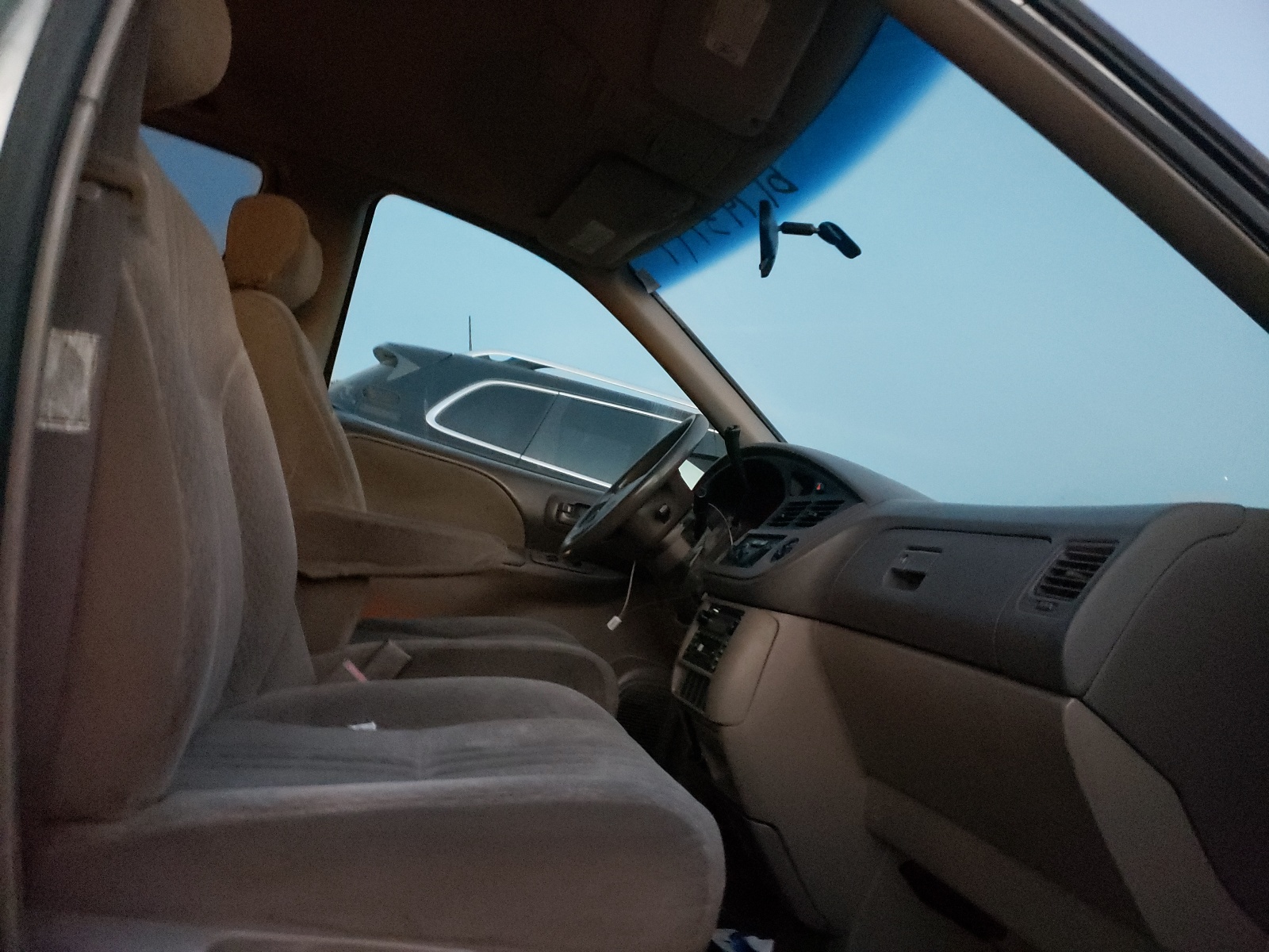 Photo 5 from auction – 2002 TOYOTA SIENNA CE with VIN 4T3ZF19C72U436898