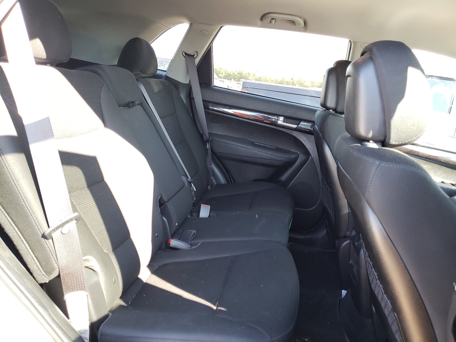 Photo 6 from auction – 2015 KIA SORENTO LX with VIN 5XYKT3A69FG646421