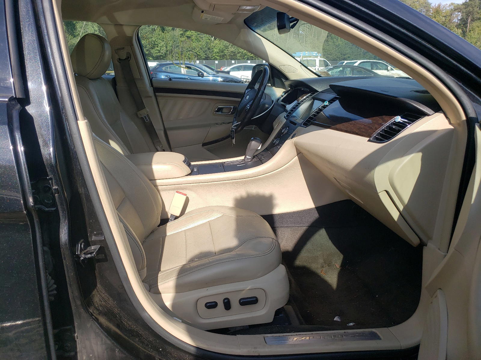 Photo 5 from auction – 2013 FORD TAURUS LIM with VIN 1FAHP2F82DG230617