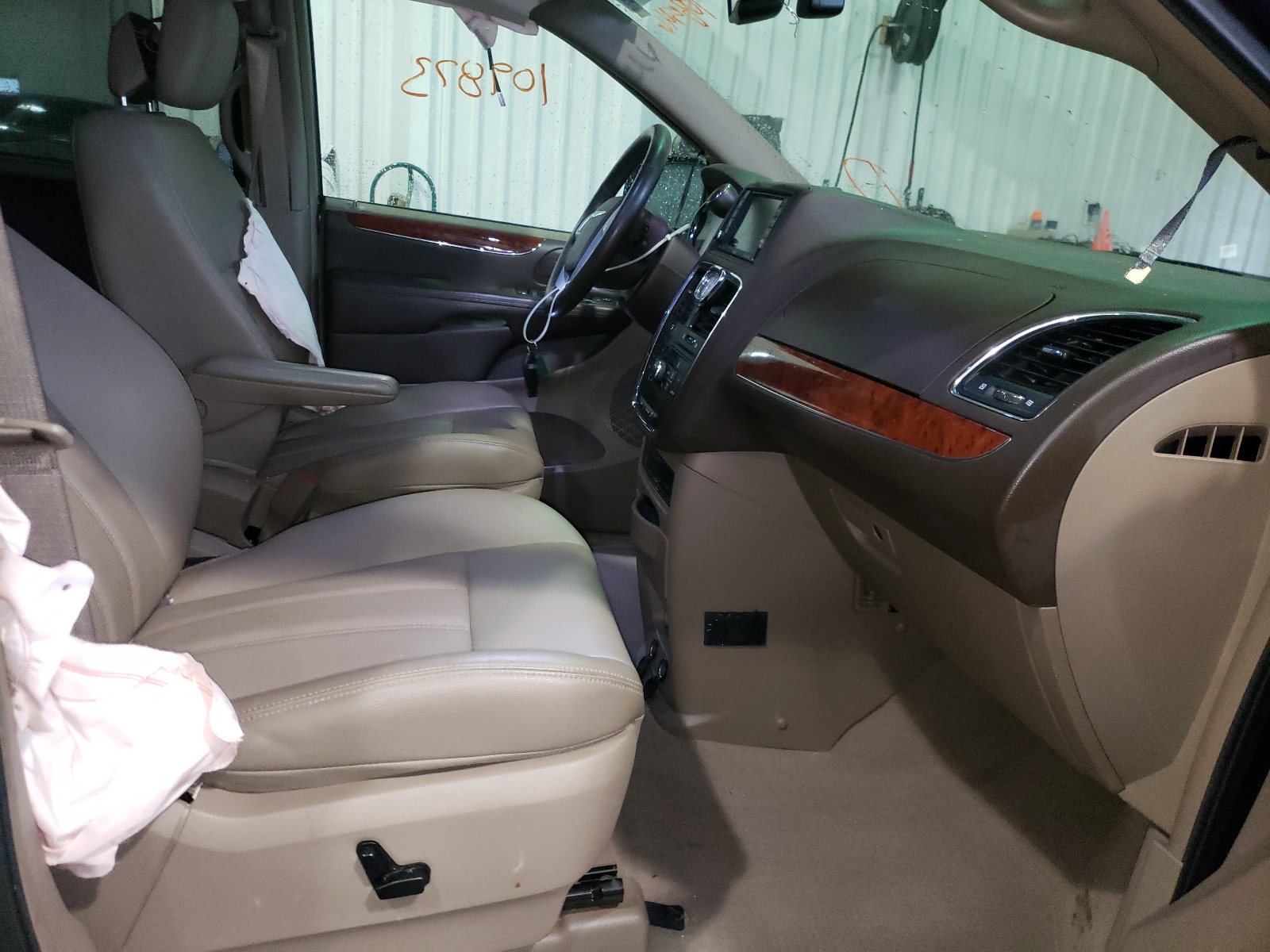 Photo 5 from auction – 2013 CHRYSLER TOWN & COU with VIN 2C4RC1CG9DR708546