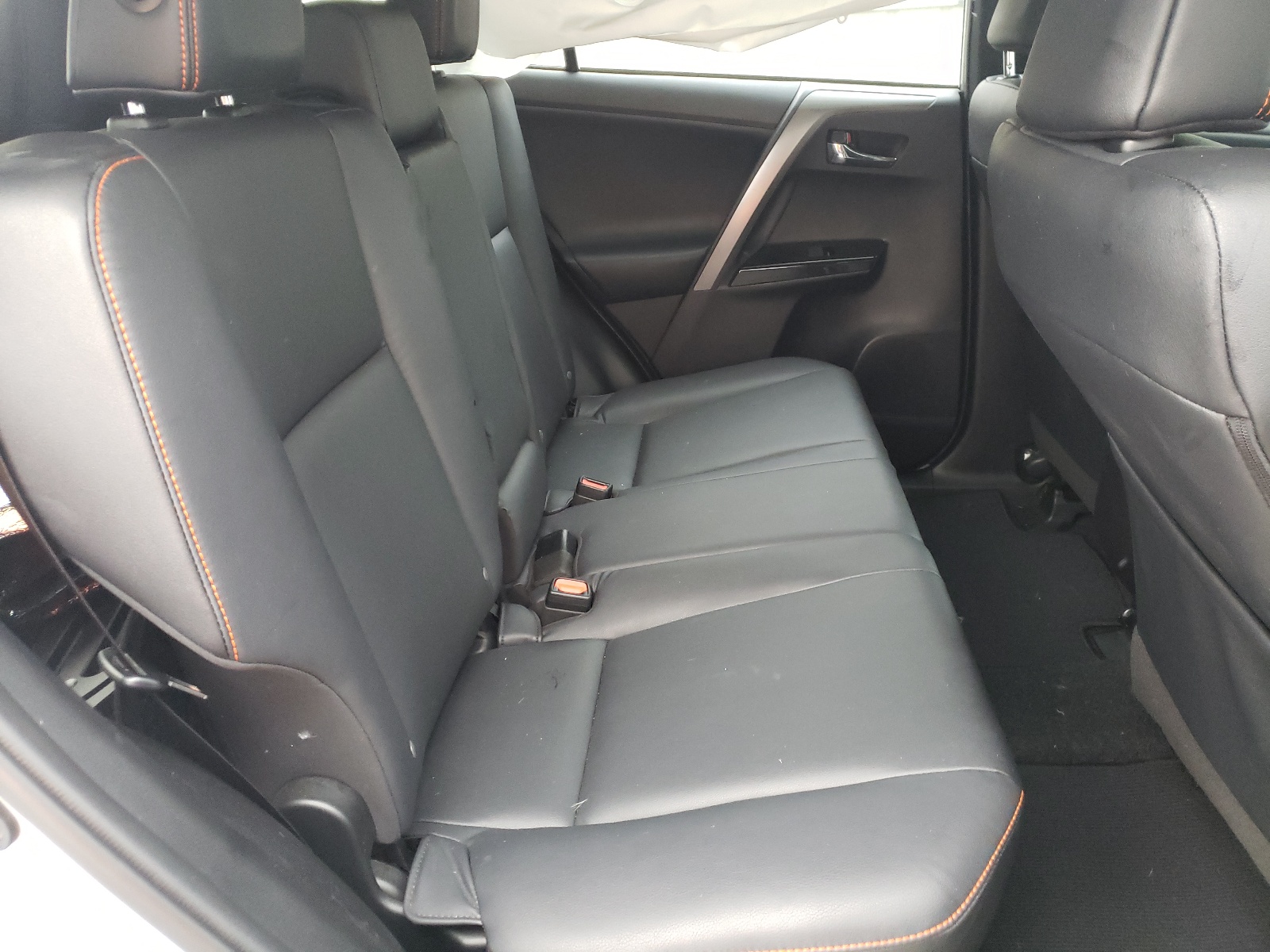 Photo 6 from auction – 2018 TOYOTA RAV4 SE with VIN 2T3NFREV8JW455088