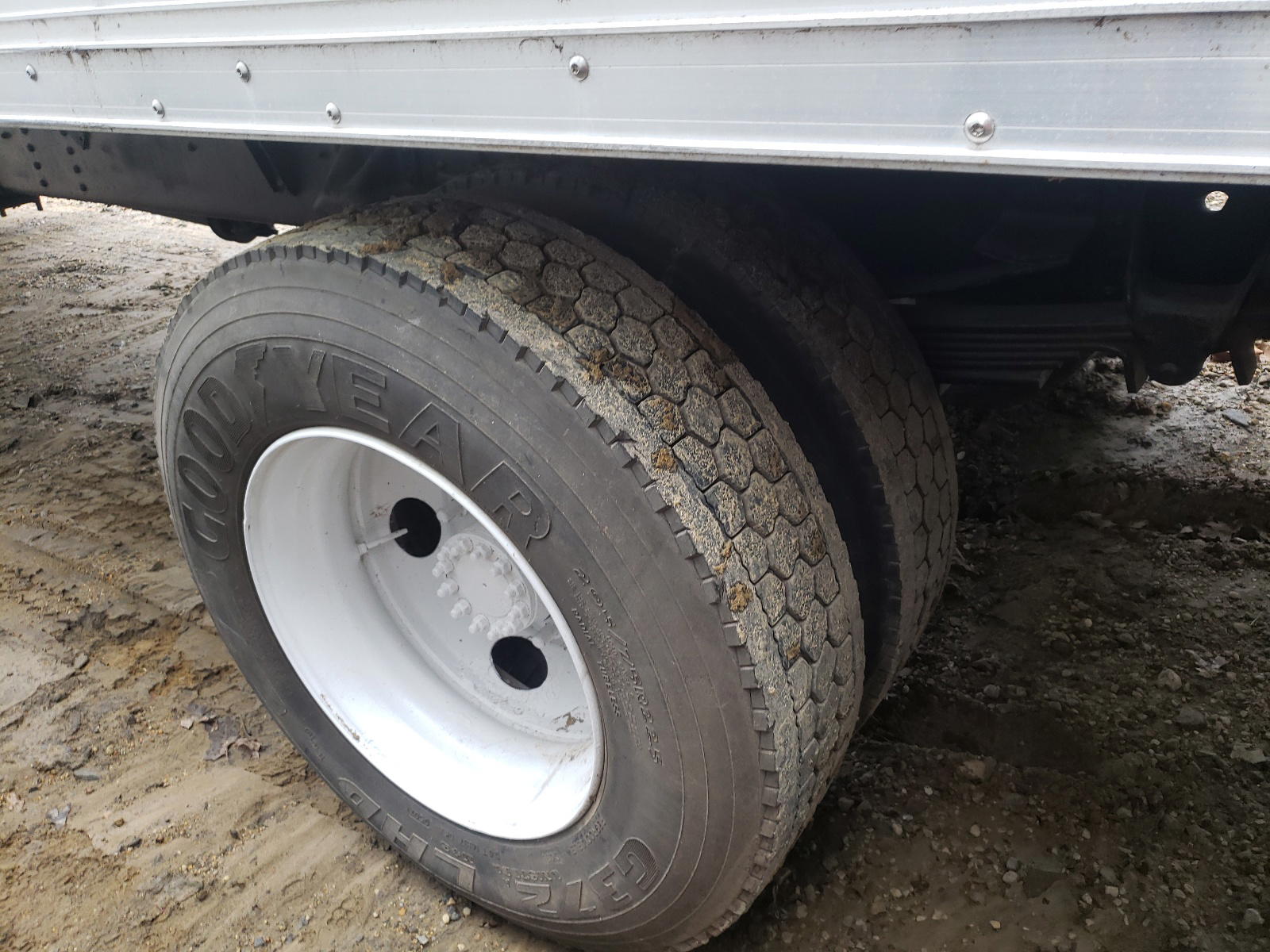 Photo 9 from auction – 2007 GMC C/K/R7500 with VIN 1GDJ7C1337F901554