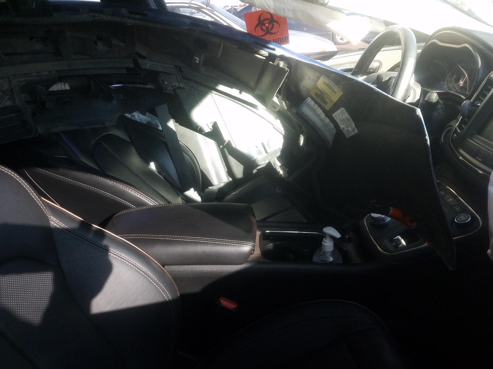 صورة رقم 5 من المزاد - 2015 CHRYSLER 200 C مع VIN 1C3CCCCG5FN740335