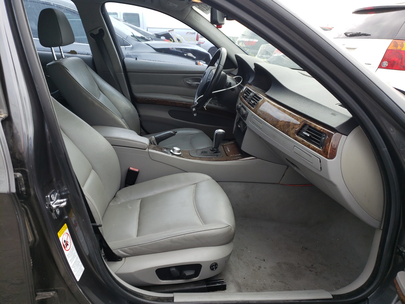 Photo 5 from auction – 2006 BMW 325 I with VIN WBAVB13576PT03223