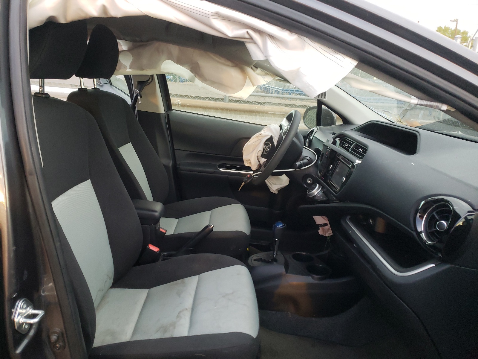 Photo 5 from auction – 2015 TOYOTA PRIUS C with VIN JTDKDTB37F1579660