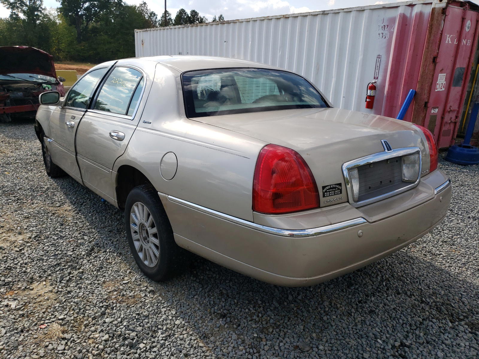 Photo 3 from auction – 2004 LINCOLN TOWN CAR E with VIN 1LNHM81W44Y669237