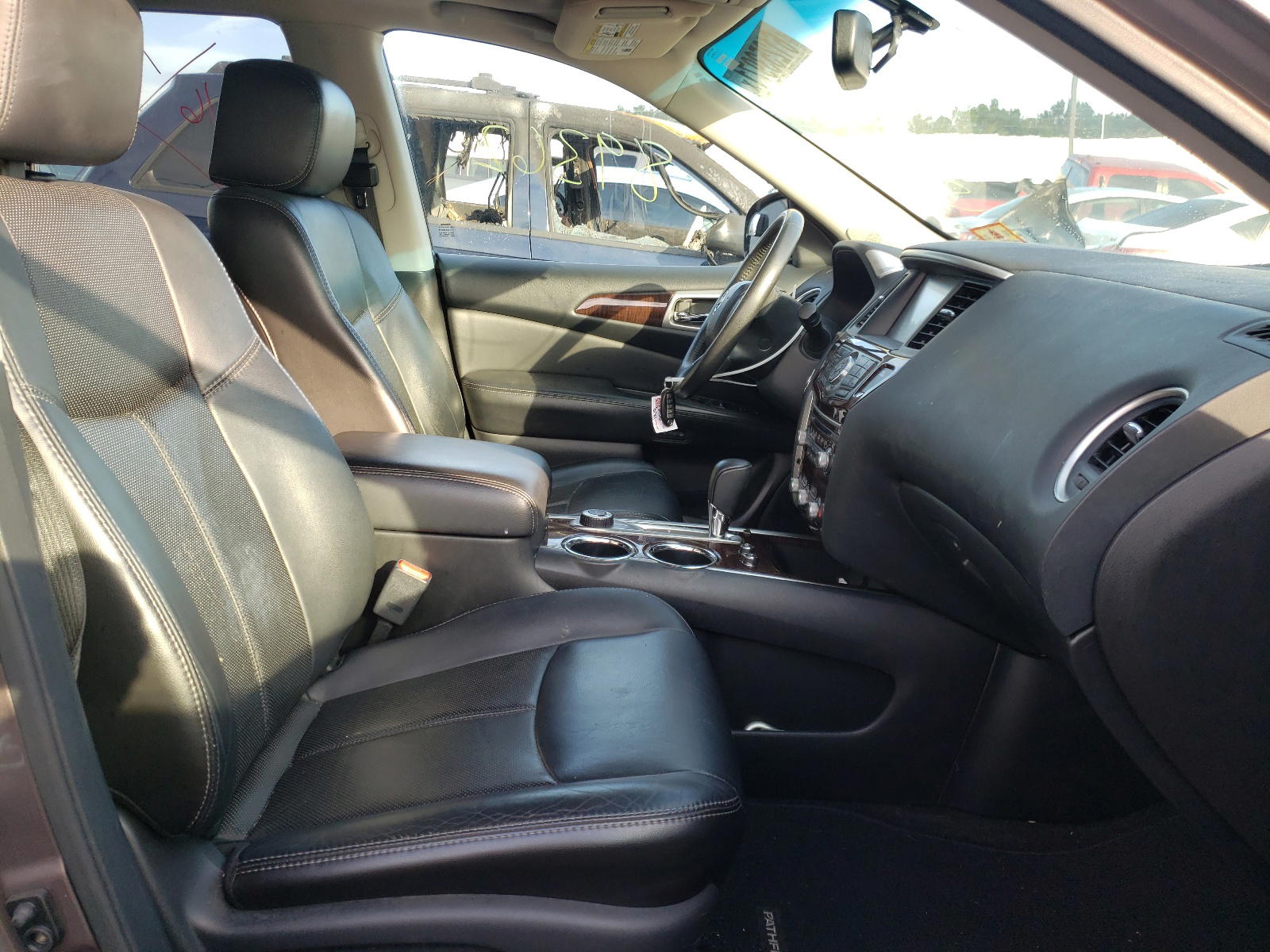 Photo 5 from auction – 2014 NISSAN PATHFINDER with VIN 5N1AR2MM4EC656903
