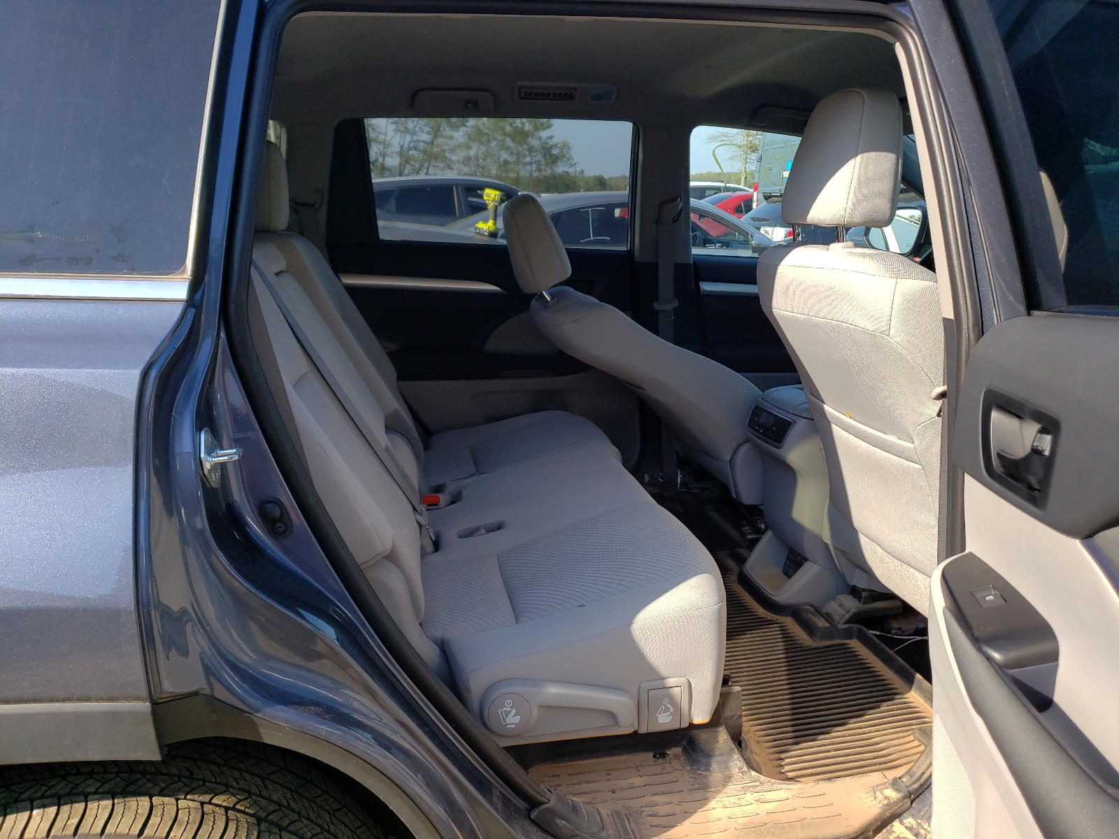Photo 6 from auction – 2019 TOYOTA HIGHLANDER with VIN 5TDBZRFH2KS984784