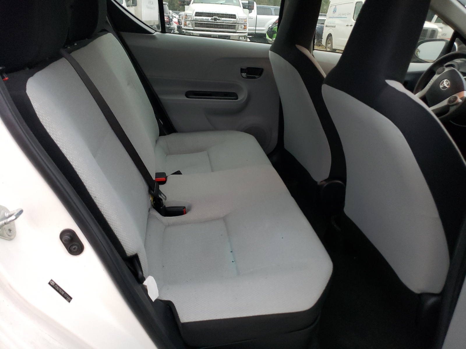 Photo 6 from auction – 2014 TOYOTA PRIUS C with VIN JTDKDTB38E1074466