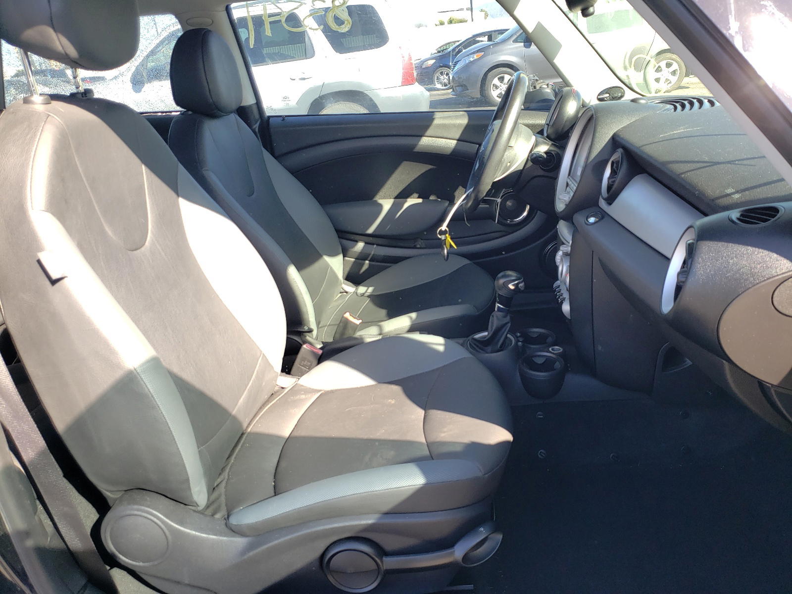 Photo 5 from auction – 2010 MINI COOPER with VIN WMWMF3C57ATZ24277