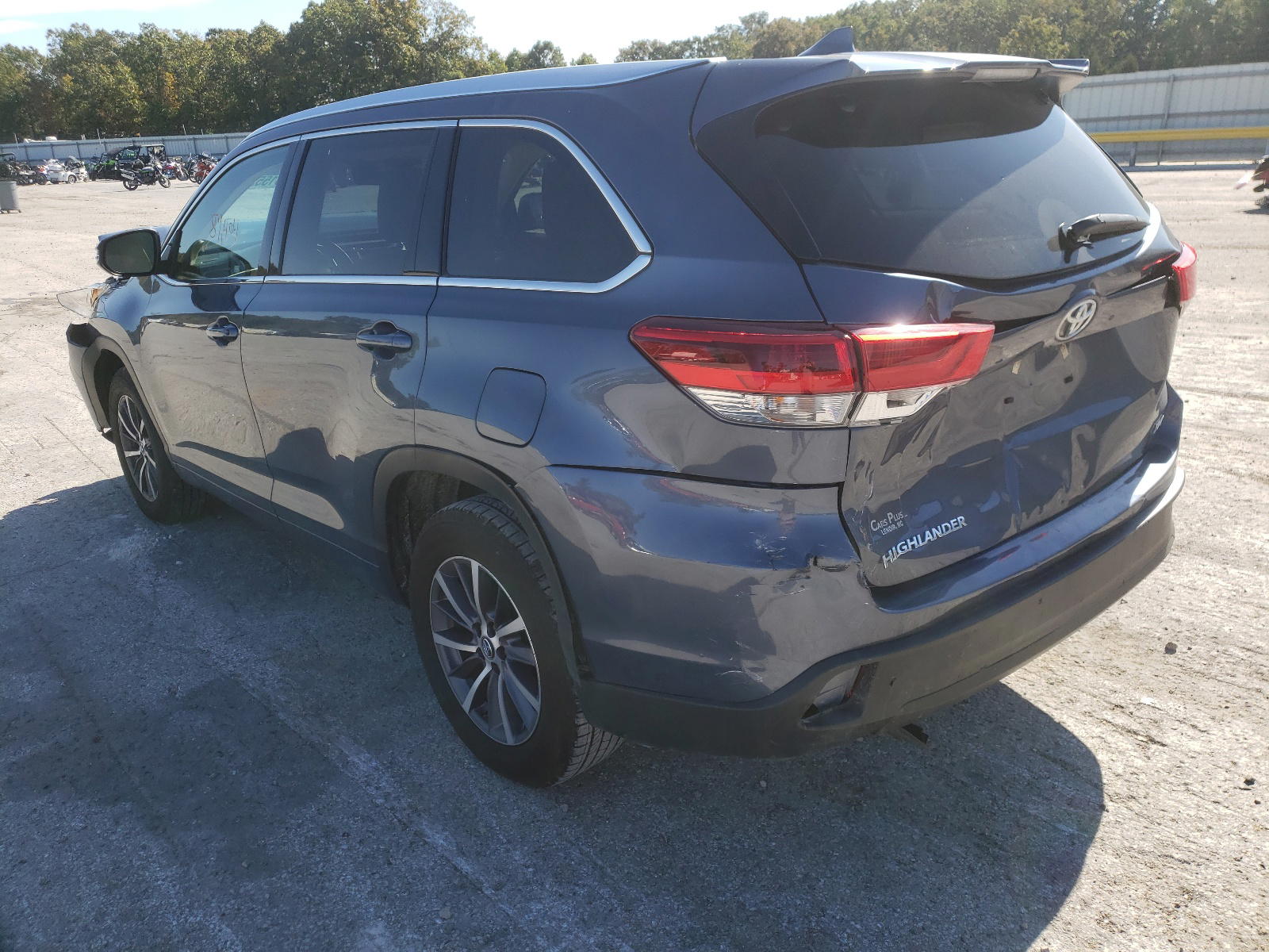 Photo 3 from auction – 2017 TOYOTA HIGHLANDER with VIN 5TDKZRFH1HS523147