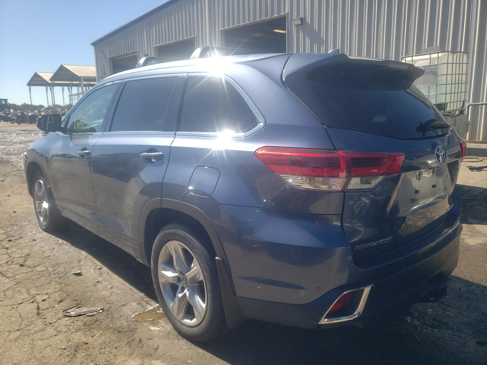 Photo 3 from auction – 2017 TOYOTA HIGHLANDER with VIN 5TDDZRFH4HS464555