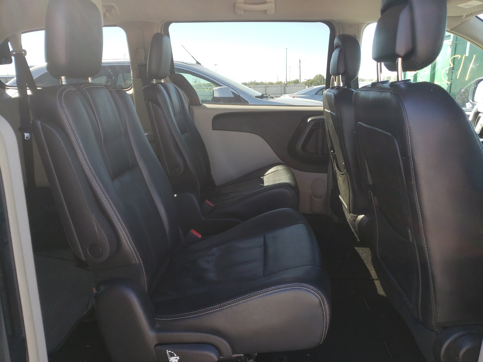 Photo 6 from auction – 2016 CHRYSLER TOWN & COU with VIN 2C4RC1BGXGR288625
