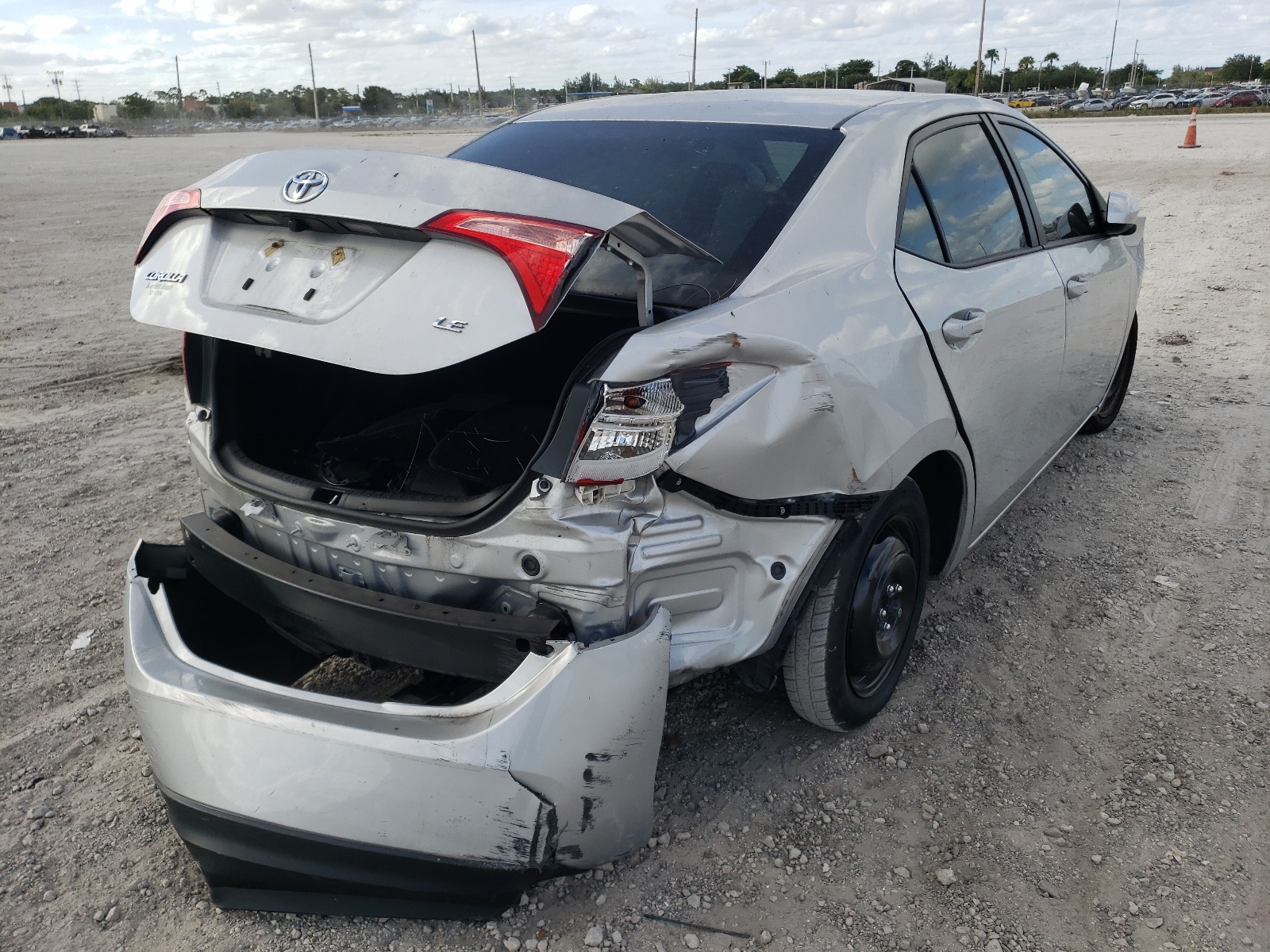 Photo 4 from auction – 2019 TOYOTA COROLLA L with VIN 2T1BURHE2KC156843