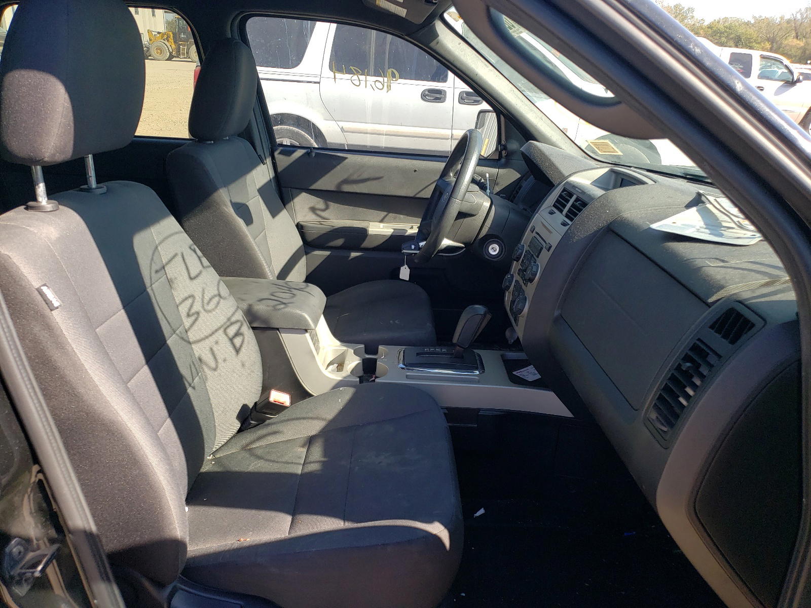 Photo 5 from auction – 2011 FORD ESCAPE with VIN 1FMCU0D72BKB42040