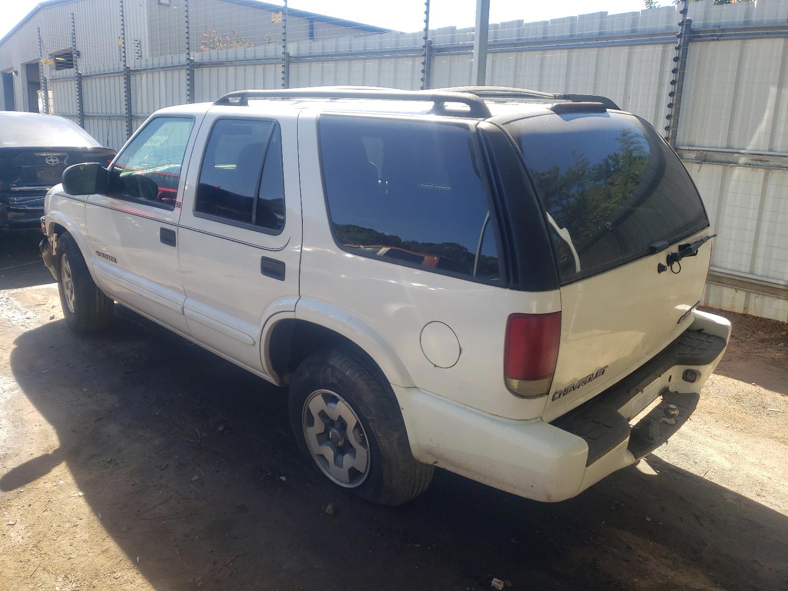 Photo 3 from auction – 2002 CHEVROLET BLAZER with VIN 1GNDT13W62K166018