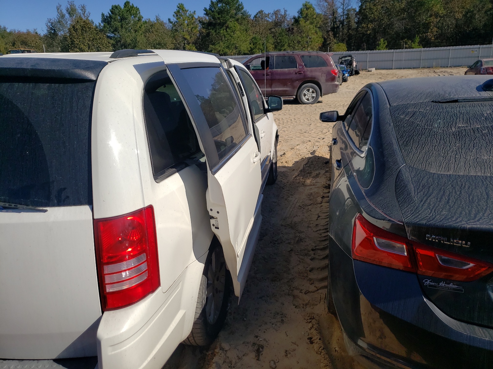 Photo 4 from auction – 2008 CHRYSLER TOWN & COU with VIN 2A8HR54P88R663453