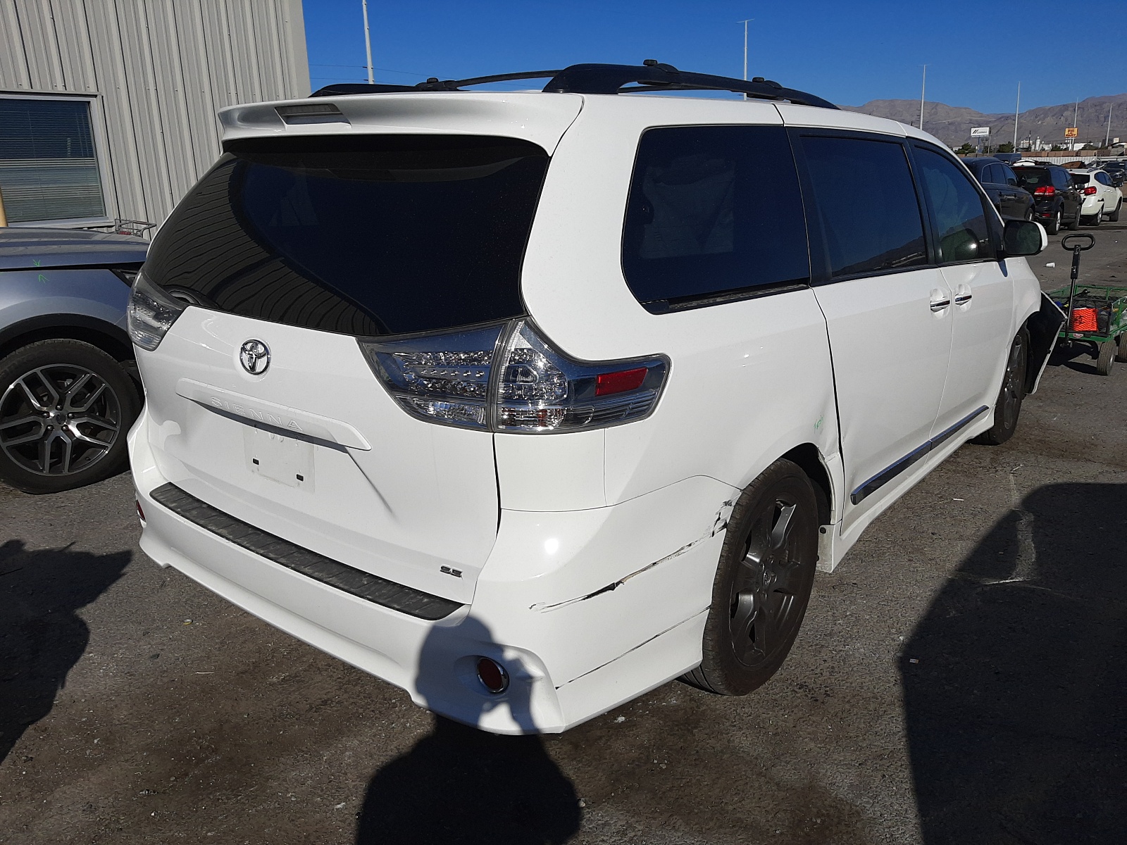 Photo 4 from auction – 2017 TOYOTA SIENNA SE with VIN 5TDXZ3DC3HS806045