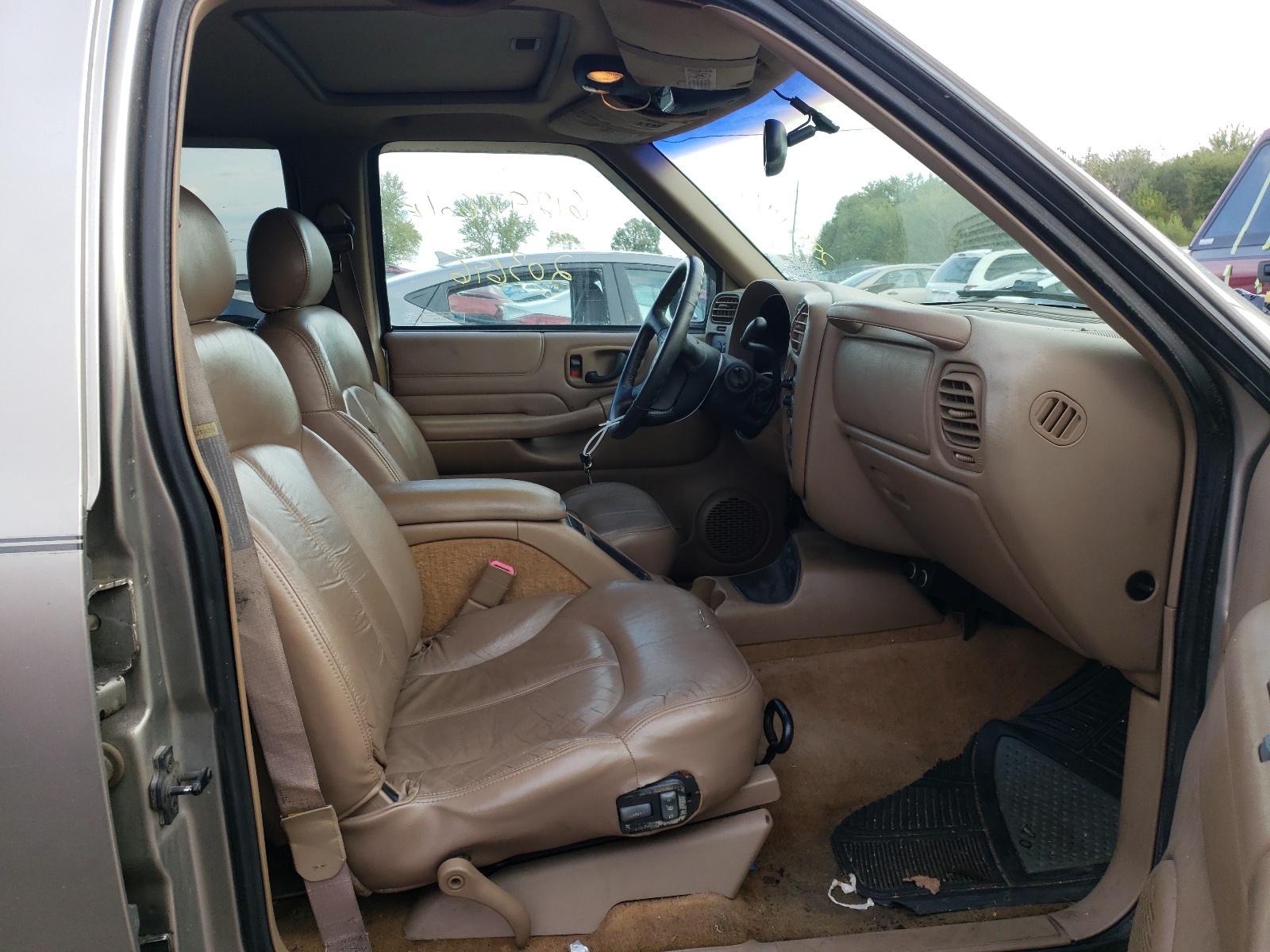 Photo 5 from auction – 1998 CHEVROLET BLAZER with VIN 1GNDT13W9W2288135