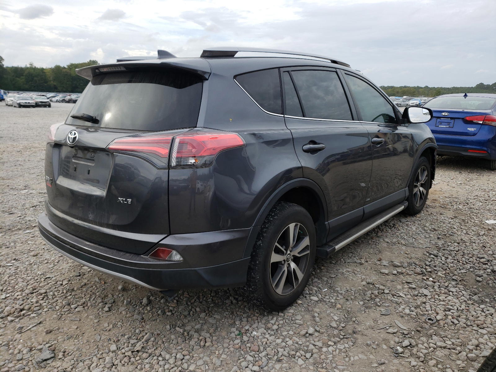 Photo 4 from auction – 2017 TOYOTA RAV4 XLE with VIN JTMWFREV2HD097482