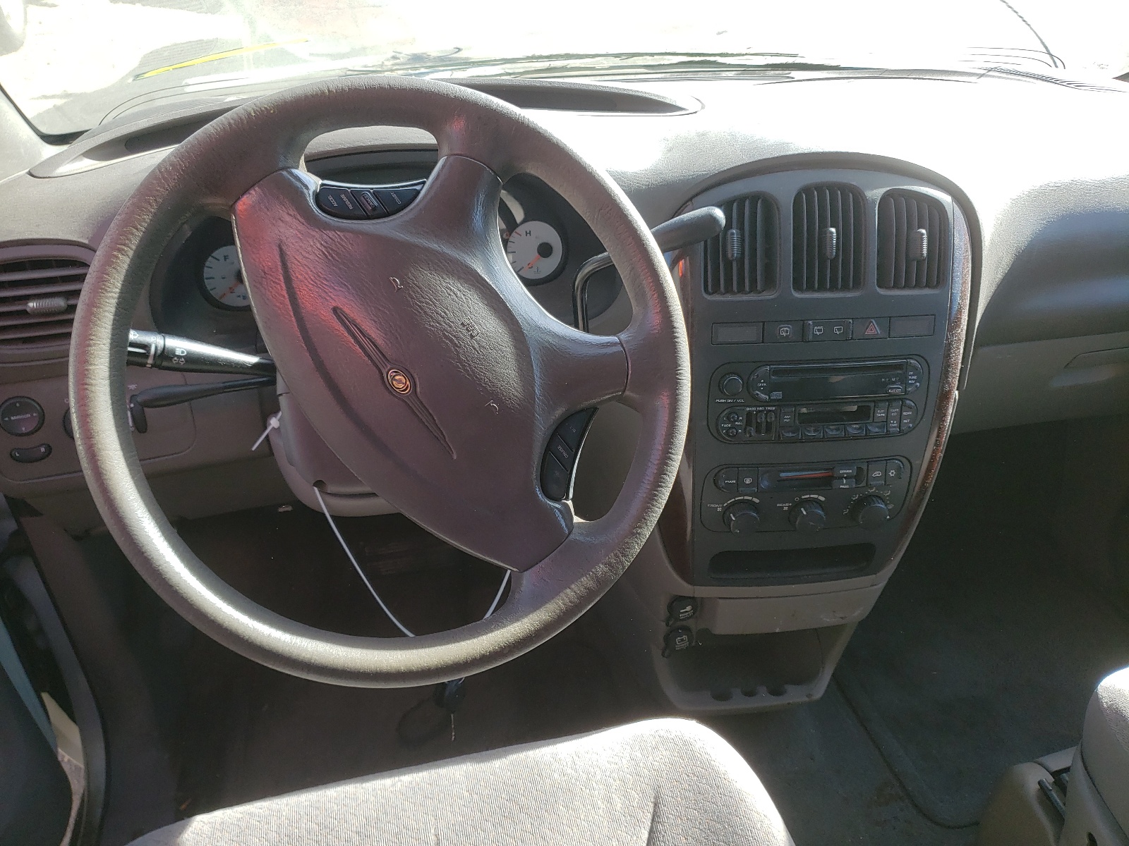 Photo 9 from auction – 2001 CHRYSLER TOWN & COU with VIN 2C4GT44L31R282921