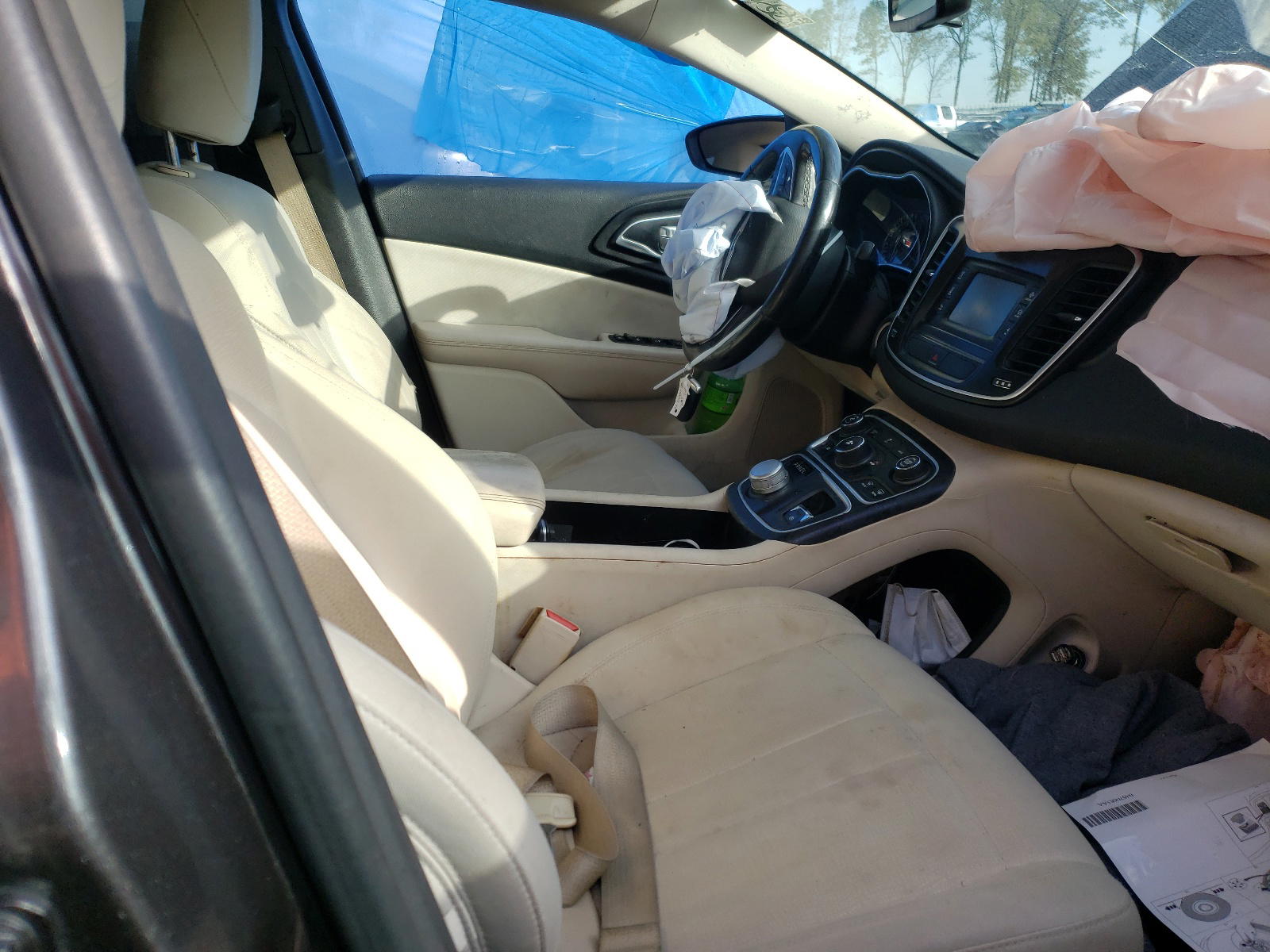 Photo 5 from auction – 2015 CHRYSLER 200 LIMITE with VIN 1C3CCCAB9FN670264