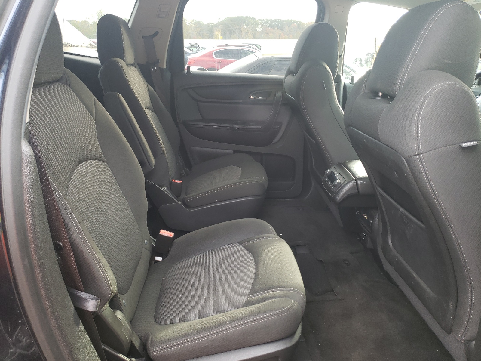 Photo 6 from auction – 2015 CHEVROLET TRAVERSE L with VIN 1GNKVGKDXFJ372135