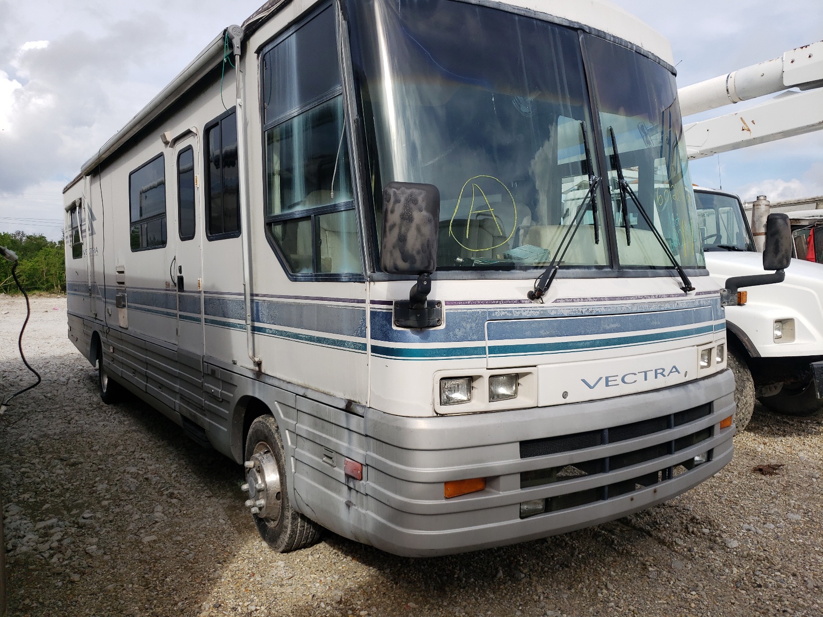 WINNEBAGO VECTRA 1995 with VIN 4CDR6BR14S2306119 - Photo from auction