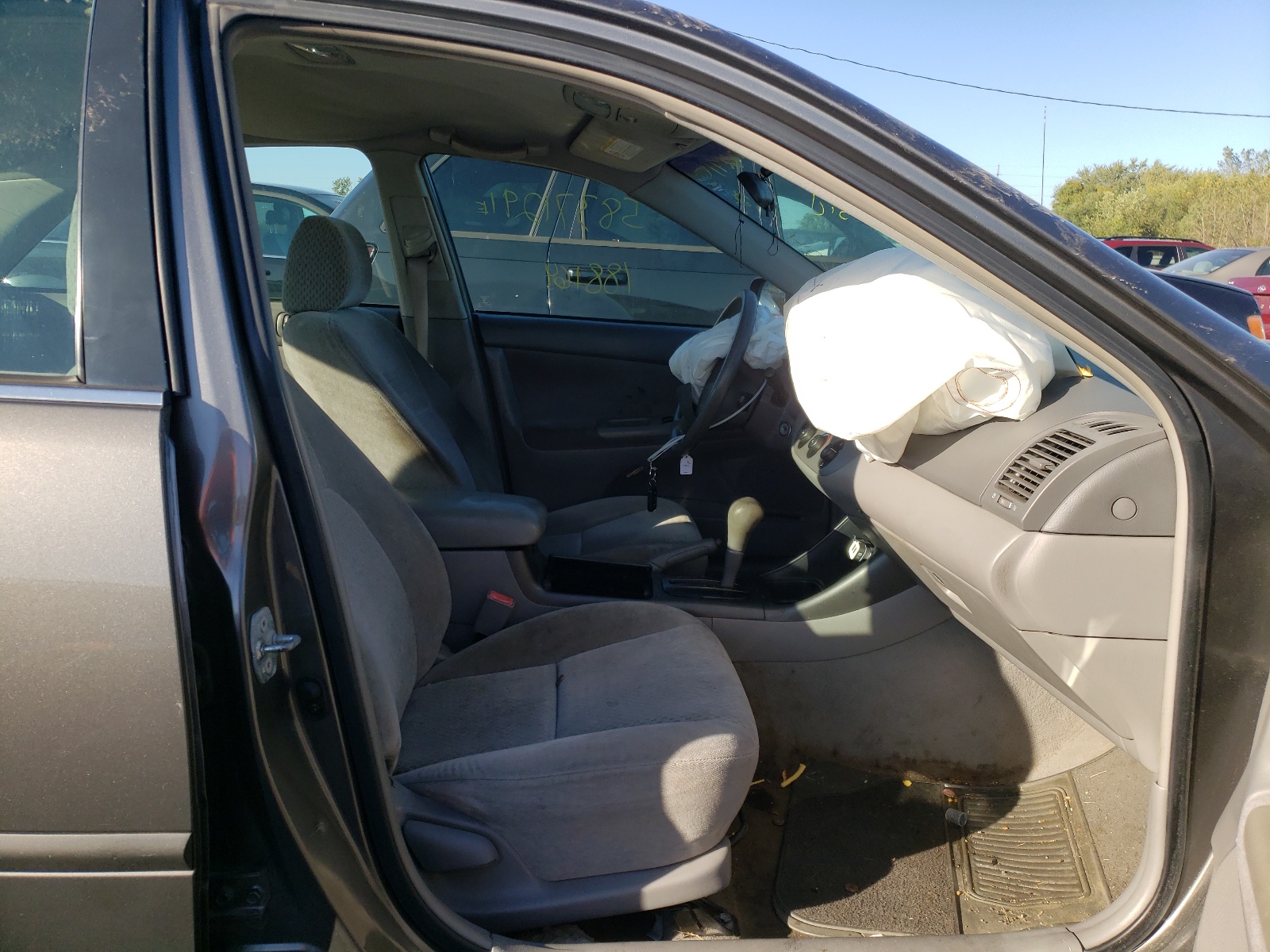 Photo 5 from auction – 2003 TOYOTA CAMRY LE with VIN 4T1BE32KX3U732624