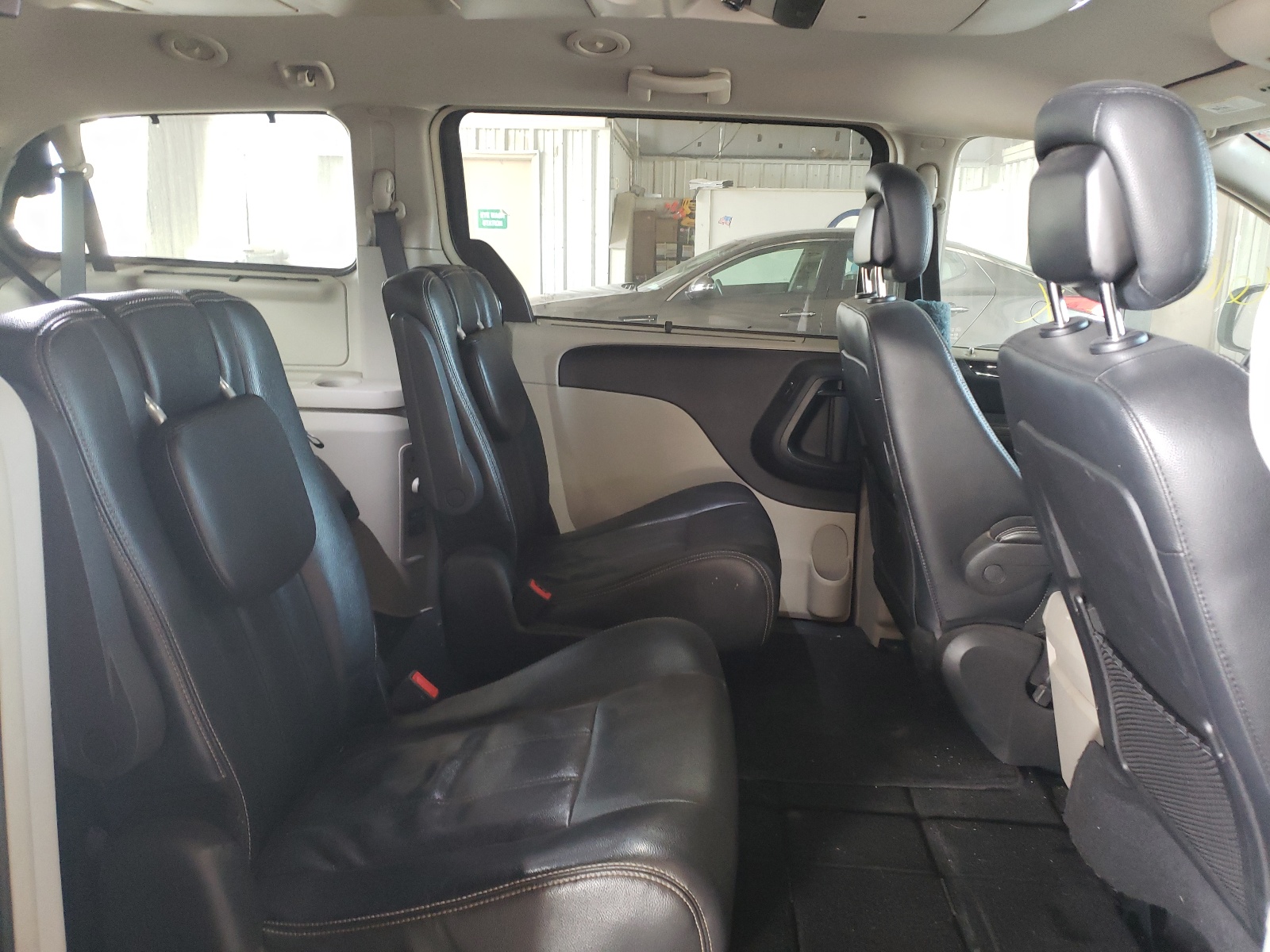 Photo 6 from auction – 2016 CHRYSLER TOWN & COU with VIN 2C4RC1BG3GR112127