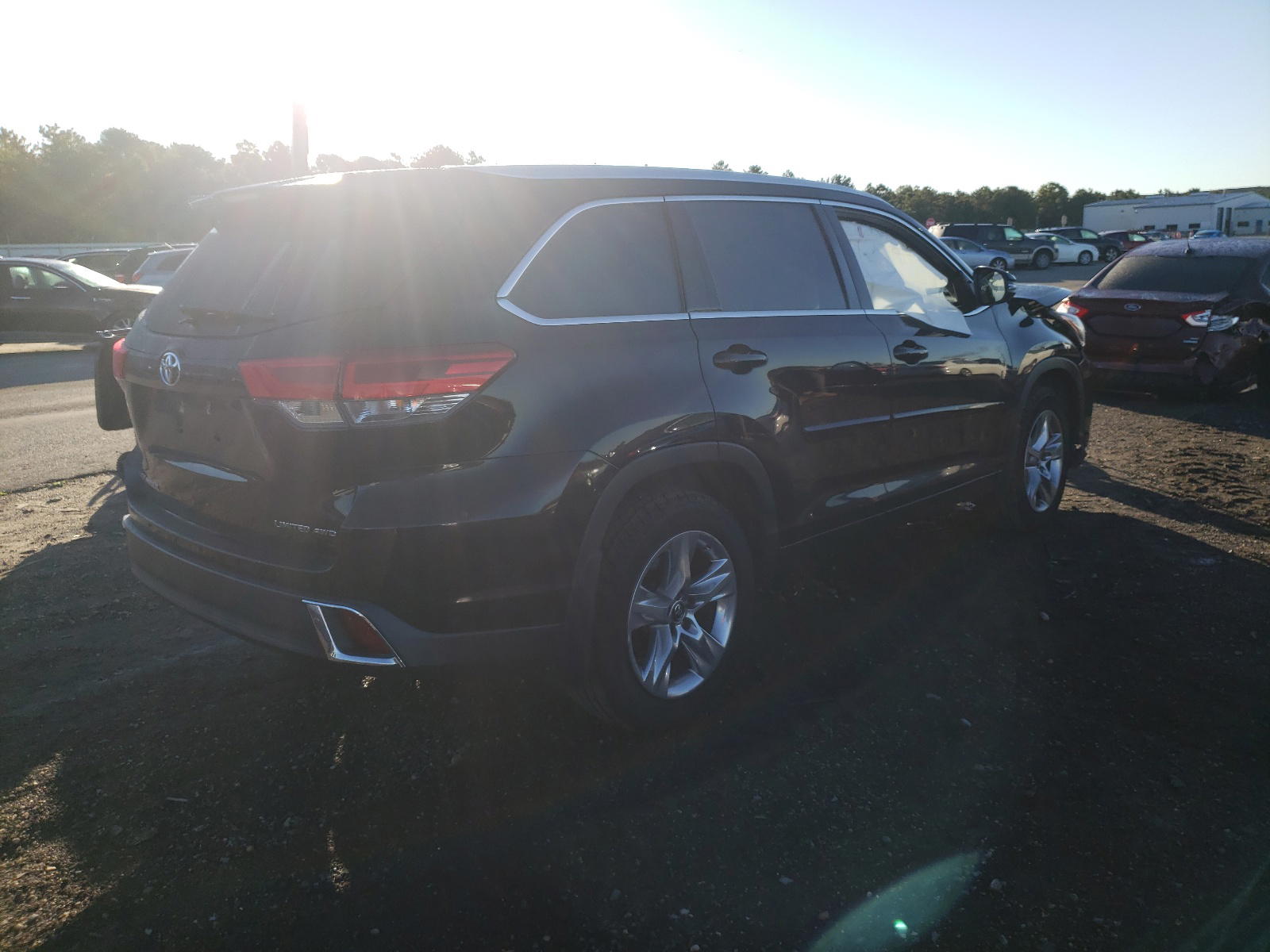 Photo 4 from auction – 2017 TOYOTA HIGHLANDER with VIN 5TDDZRFH3HS386396