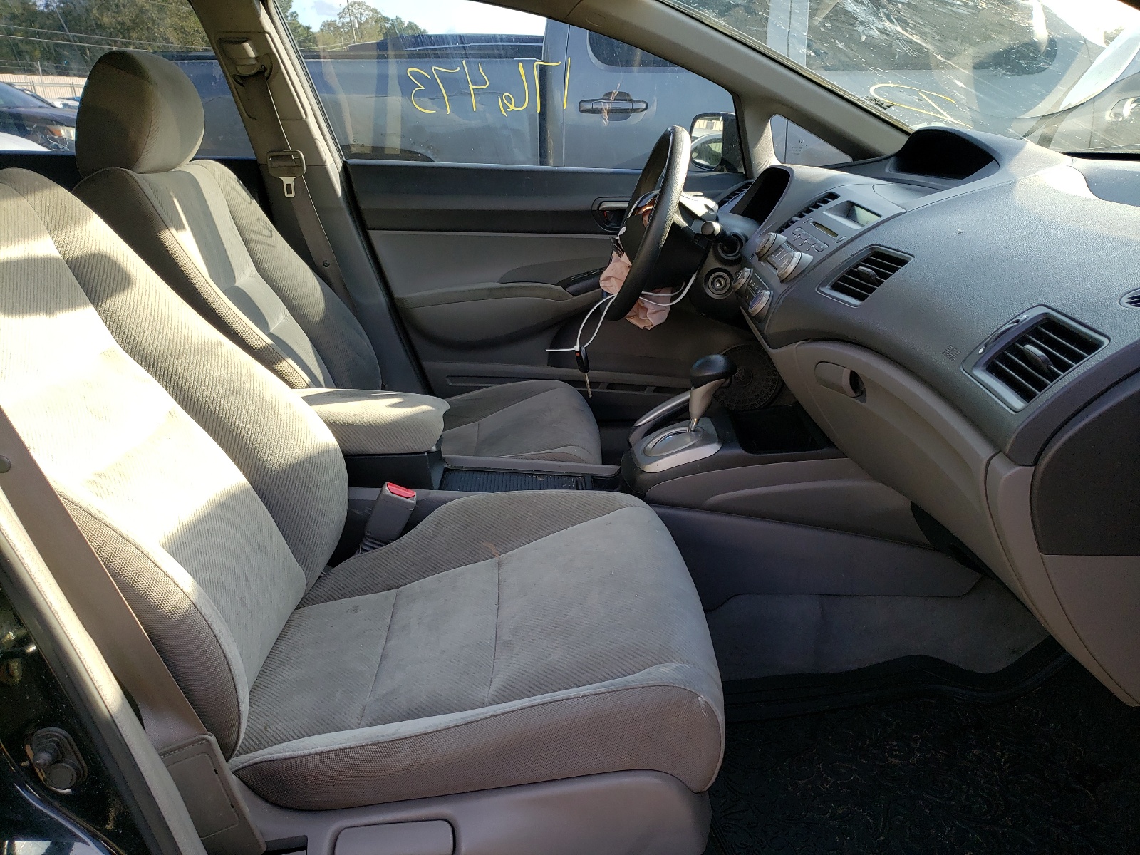 Photo 5 from auction – 2009 HONDA CIVIC LX with VIN 19XFA16579E049104