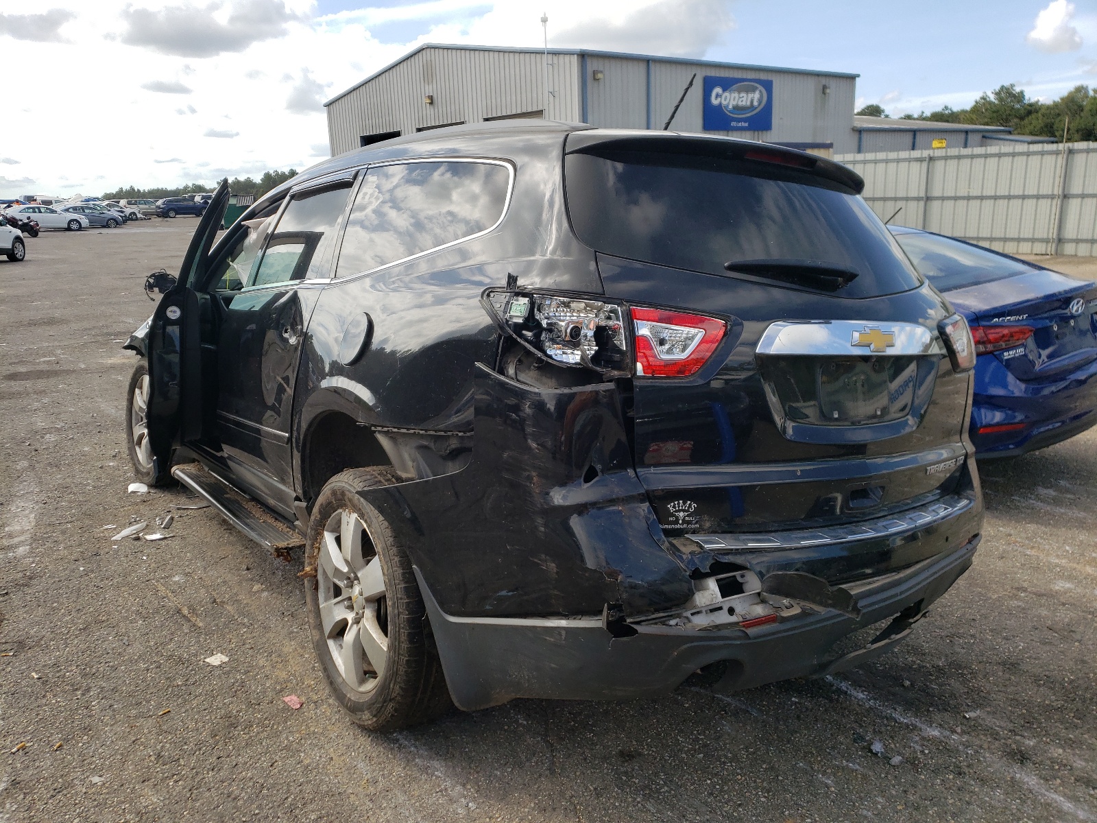 Photo 3 from auction – 2015 CHEVROLET TRAVERSE L with VIN 1GNKRJKD8FJ156219