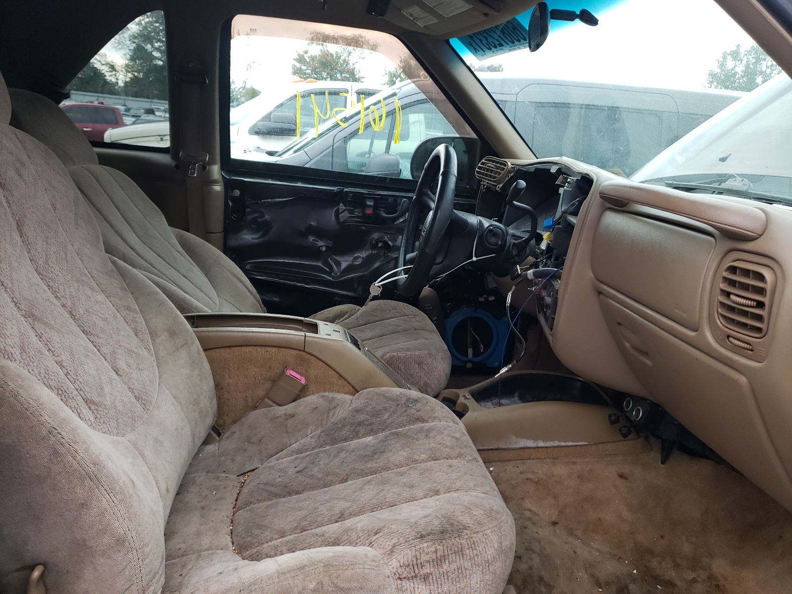 Photo 5 from auction – 2001 GMC JIMMY with VIN 1GKCT18W41K179043