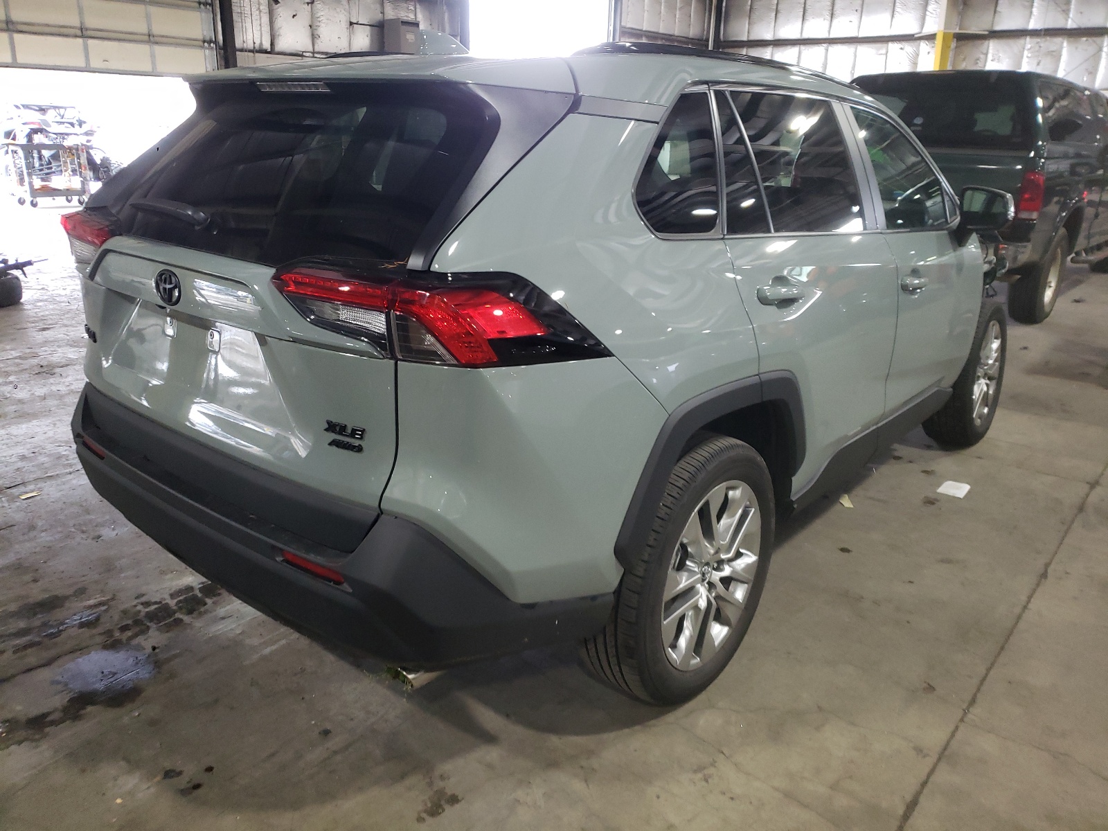 Photo 4 from auction – 2021 TOYOTA RAV4 XLE P with VIN 2T3A1RFV5MC147359