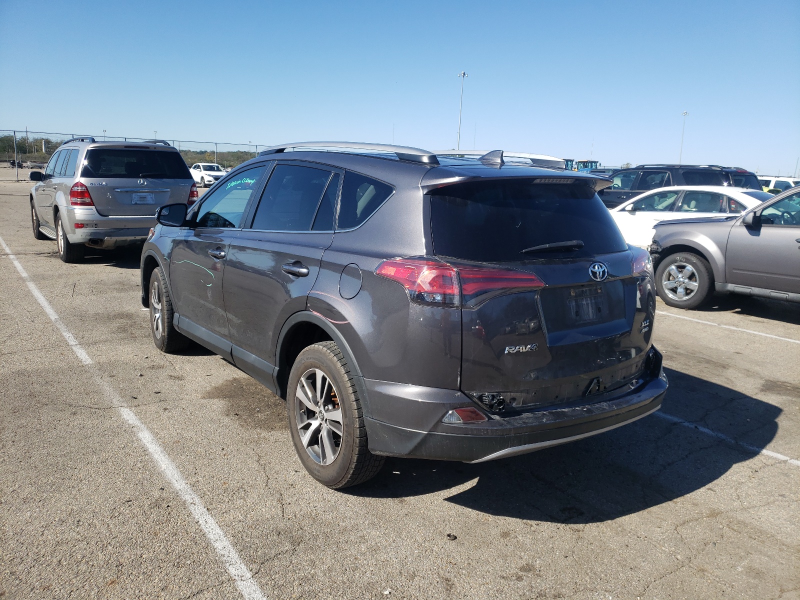 Photo 3 from auction – 2017 TOYOTA RAV4 XLE with VIN 2T3RFREV1HW562740