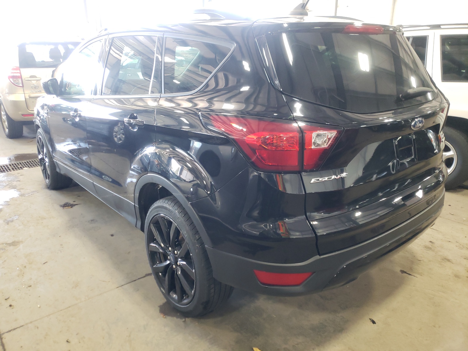 Photo 3 from auction – 2019 FORD ESCAPE SE with VIN 1FMCU0GD5KUC05881