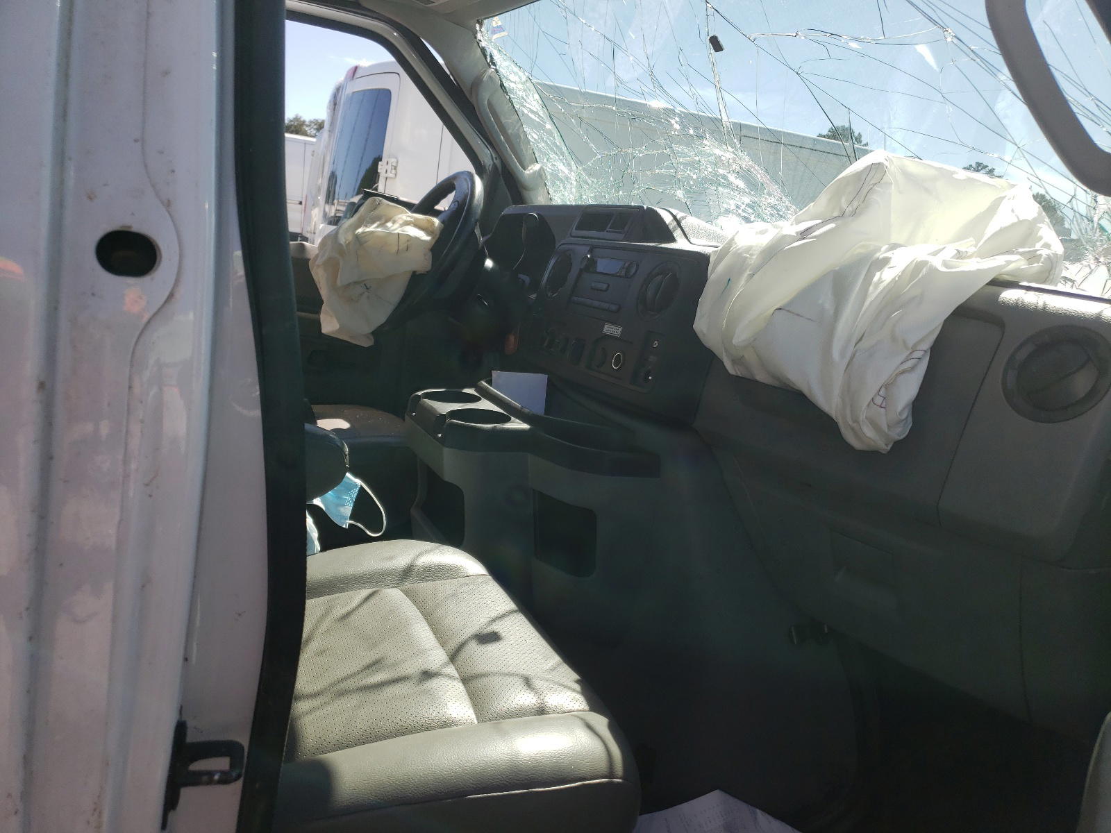 Photo 5 from auction – 2016 FORD ECONOLINE with VIN 1FDWE3FS2GDC37576