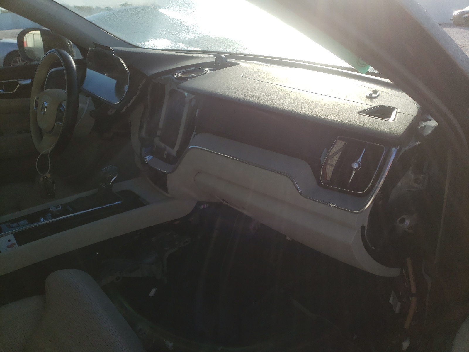 Photo 9 from auction – 2018 VOLVO XC60 T6 IN with VIN YV4A22RL4J1002401