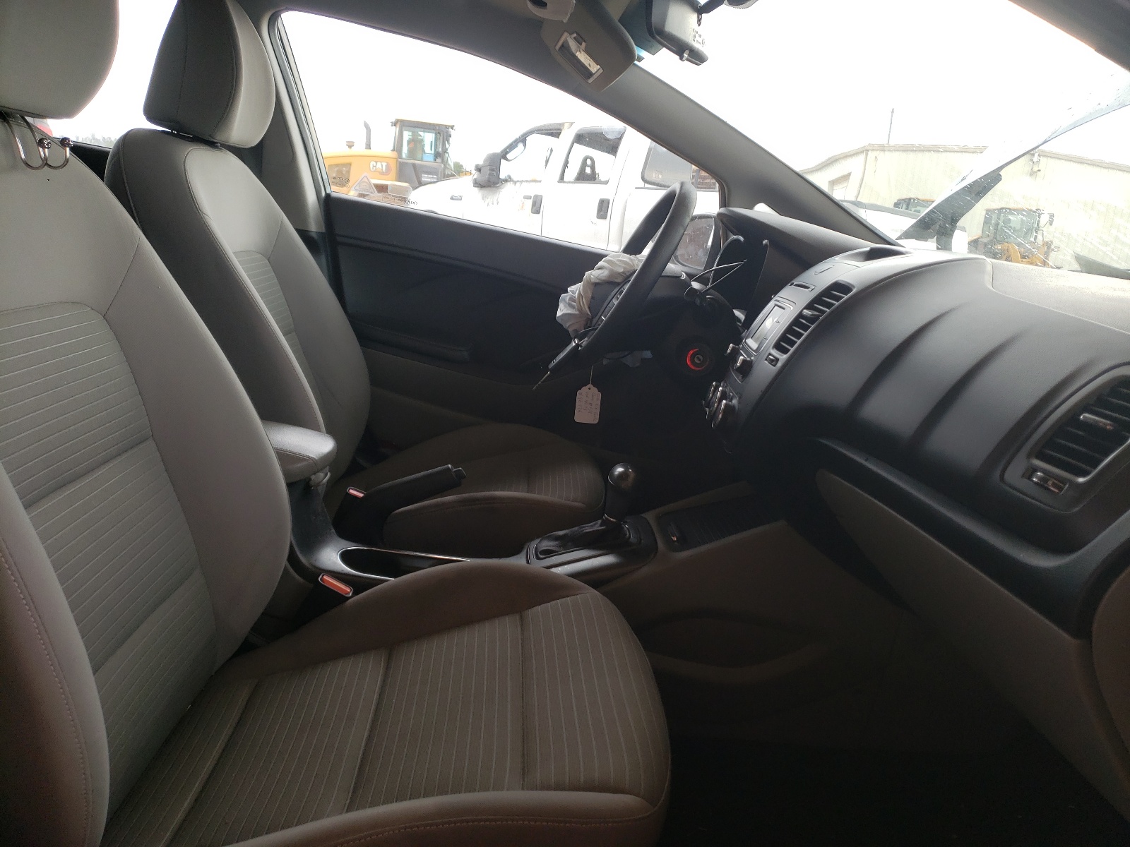 Photo 5 from auction – 2016 KIA FORTE LX with VIN KNAFX4A64G5594473
