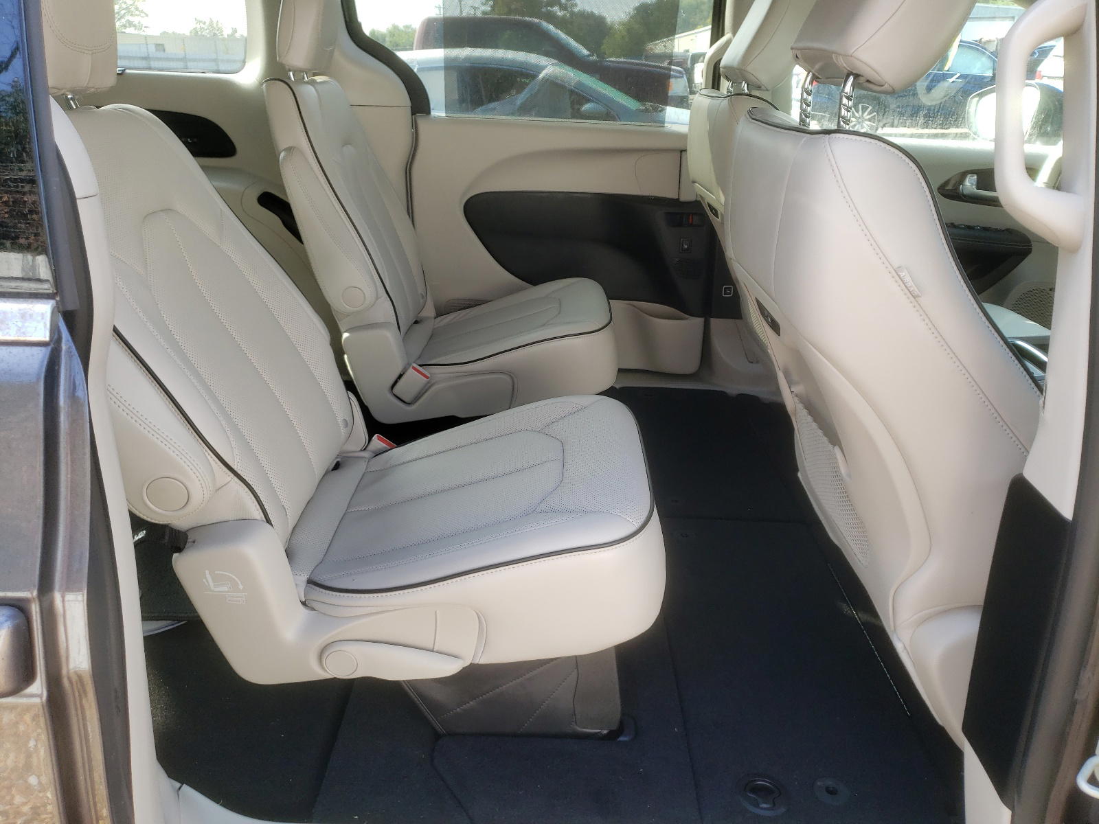 Photo 6 from auction – 2021 CHRYSLER PACIFICA L with VIN 2C4RC3GG0MR502361