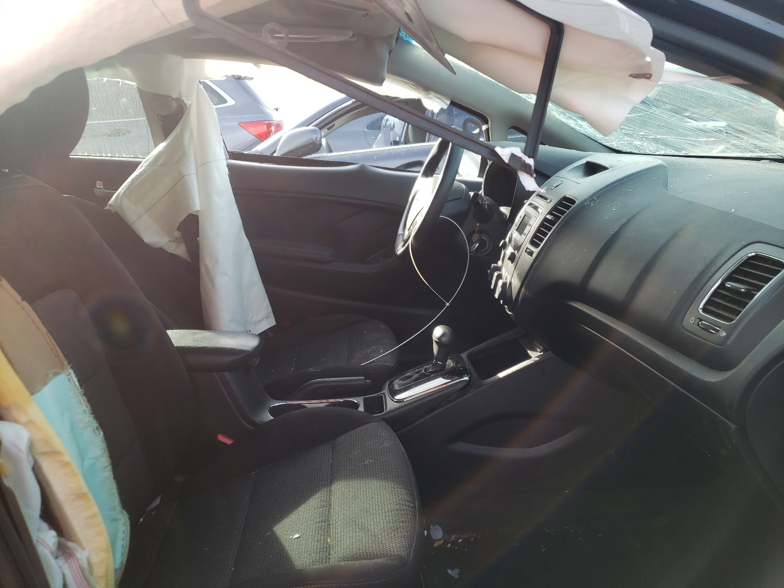 Photo 5 from auction – 2017 KIA FORTE LX with VIN KNAFK5A82H5702046