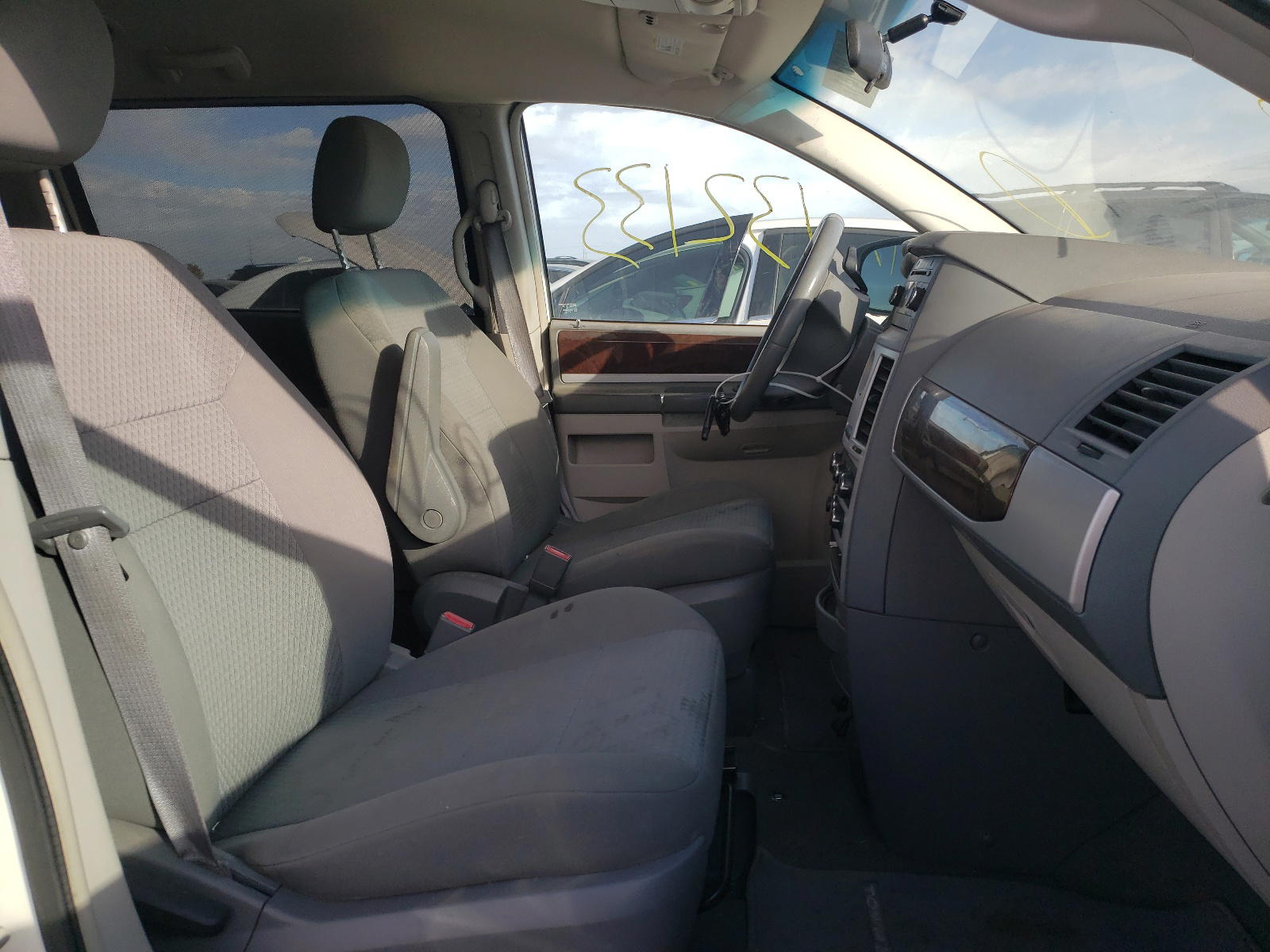 Photo 5 from auction – 2010 CHRYSLER TOWN AND C with VIN 2A4RR5D18AR192914