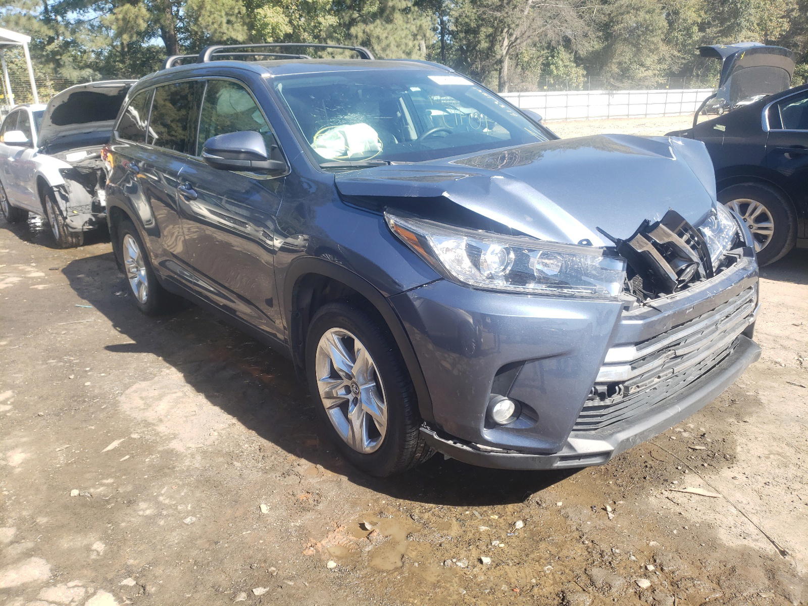 TOYOTA HIGHLANDER 2017 with VIN 5TDDZRFH4HS464555 - Photo from auction