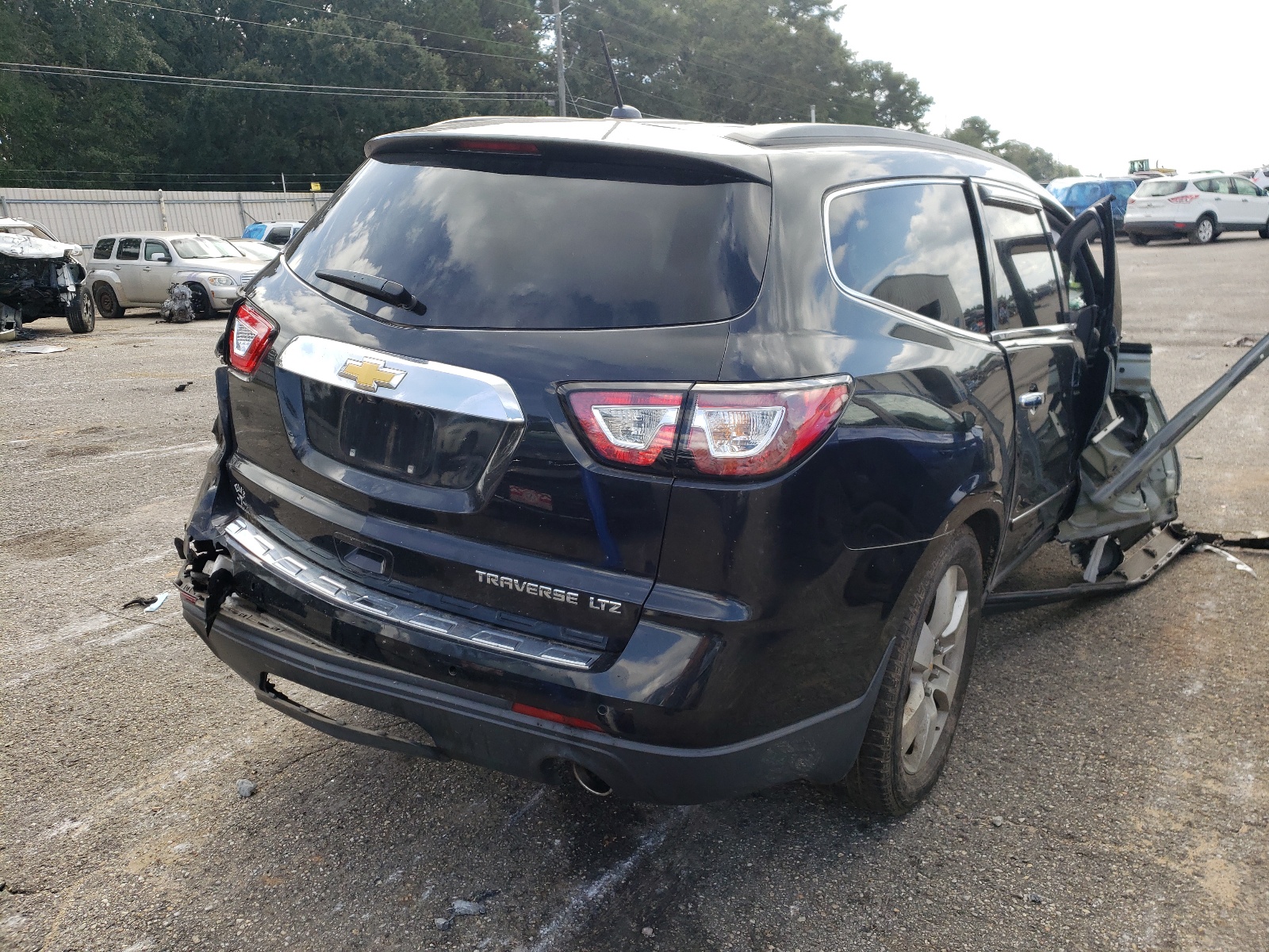 Photo 4 from auction – 2015 CHEVROLET TRAVERSE L with VIN 1GNKRJKD8FJ156219
