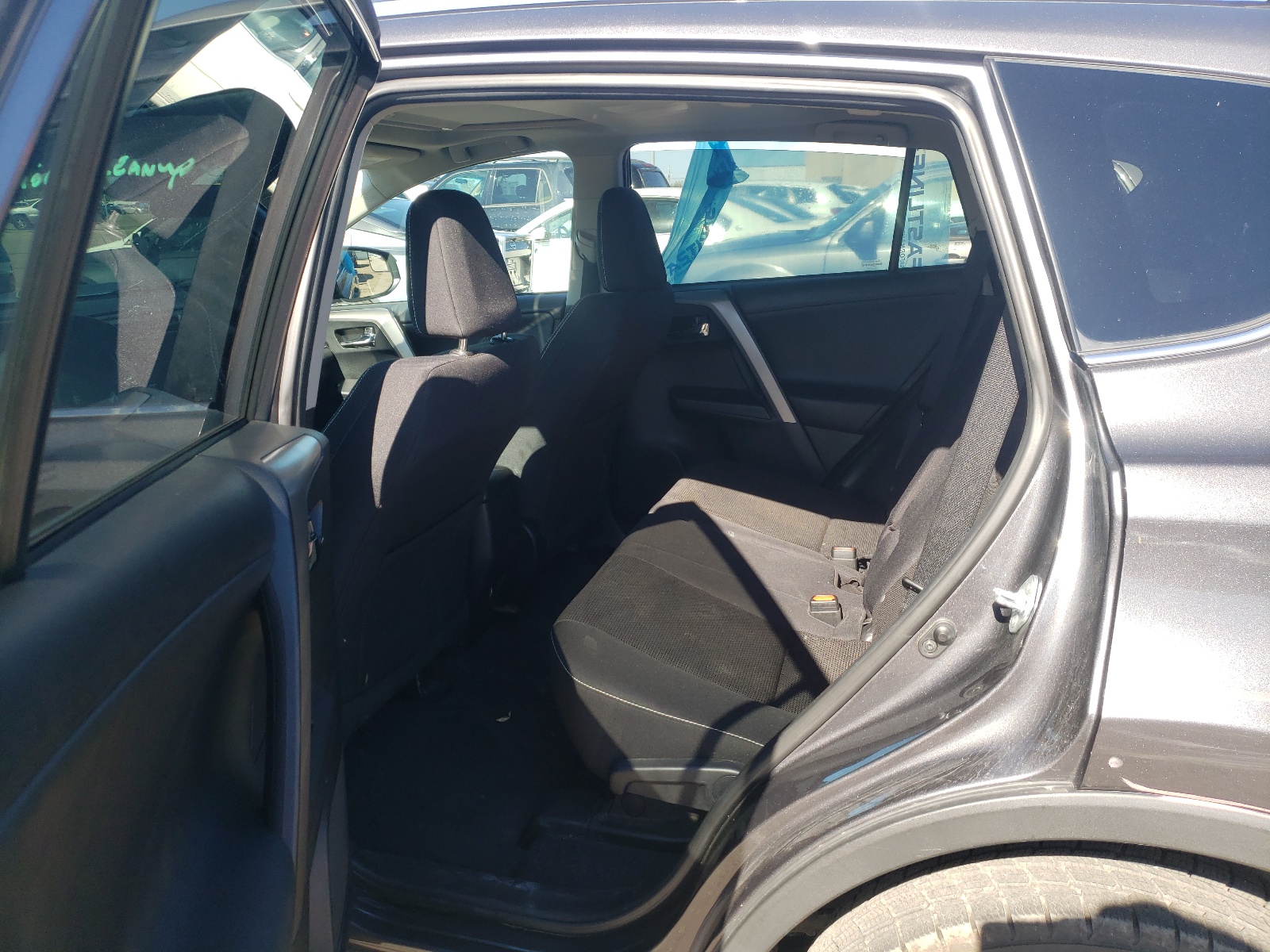 Photo 6 from auction – 2017 TOYOTA RAV4 XLE with VIN 2T3RFREV1HW562740