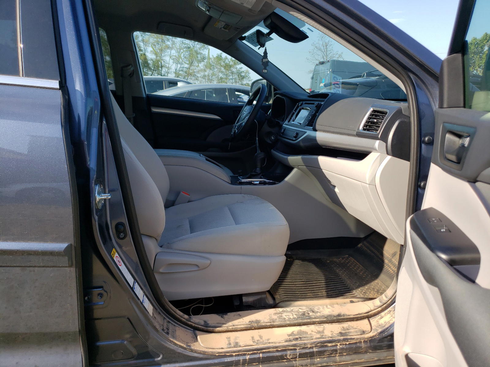 Photo 5 from auction – 2019 TOYOTA HIGHLANDER with VIN 5TDBZRFH2KS984784