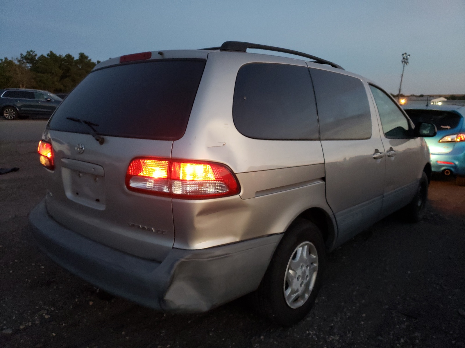 Photo 4 from auction – 2002 TOYOTA SIENNA CE with VIN 4T3ZF19C72U436898