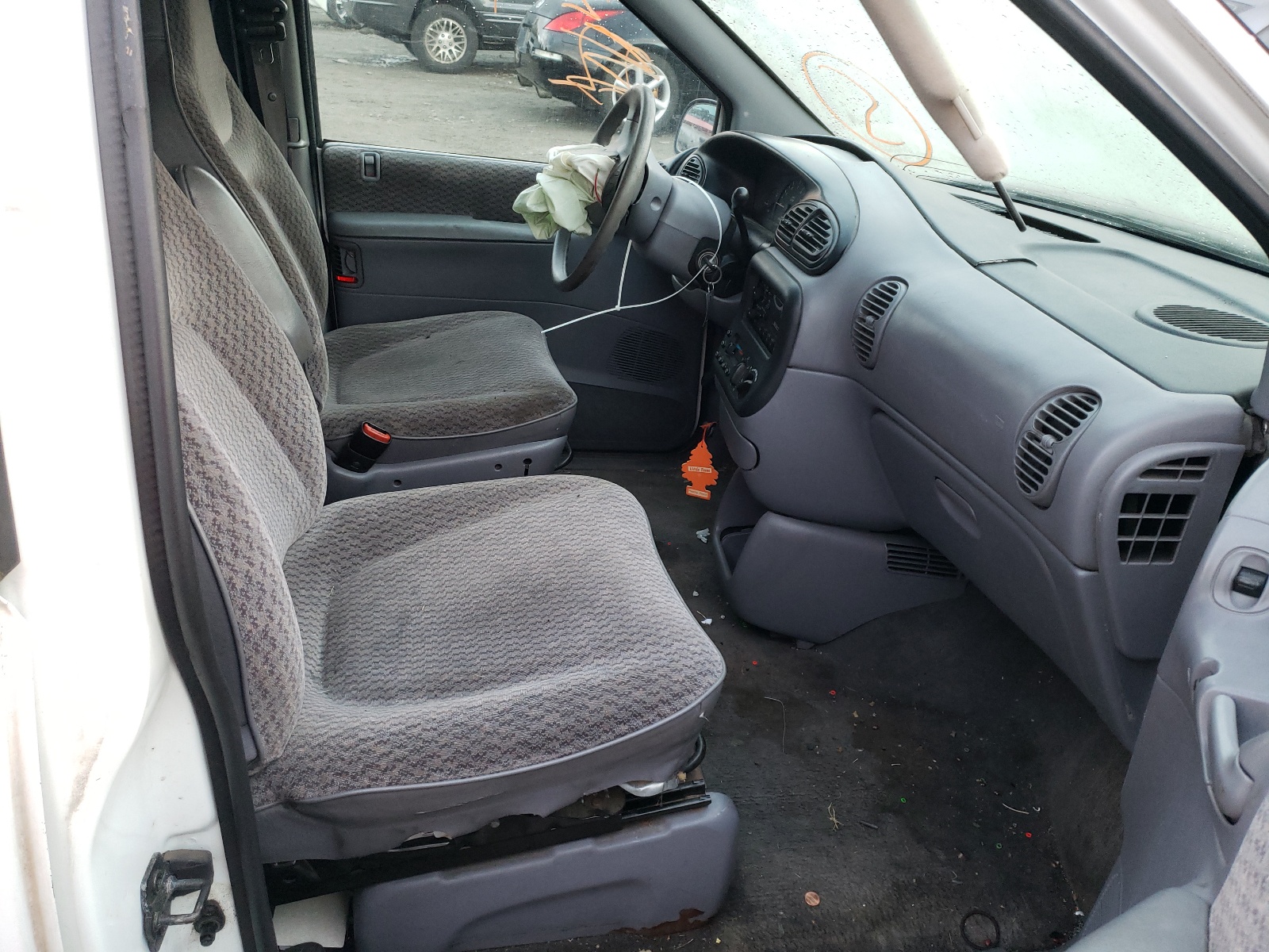 Photo 5 from auction – 1999 DODGE GRAND CARA with VIN 2B4GP44G2XR266058