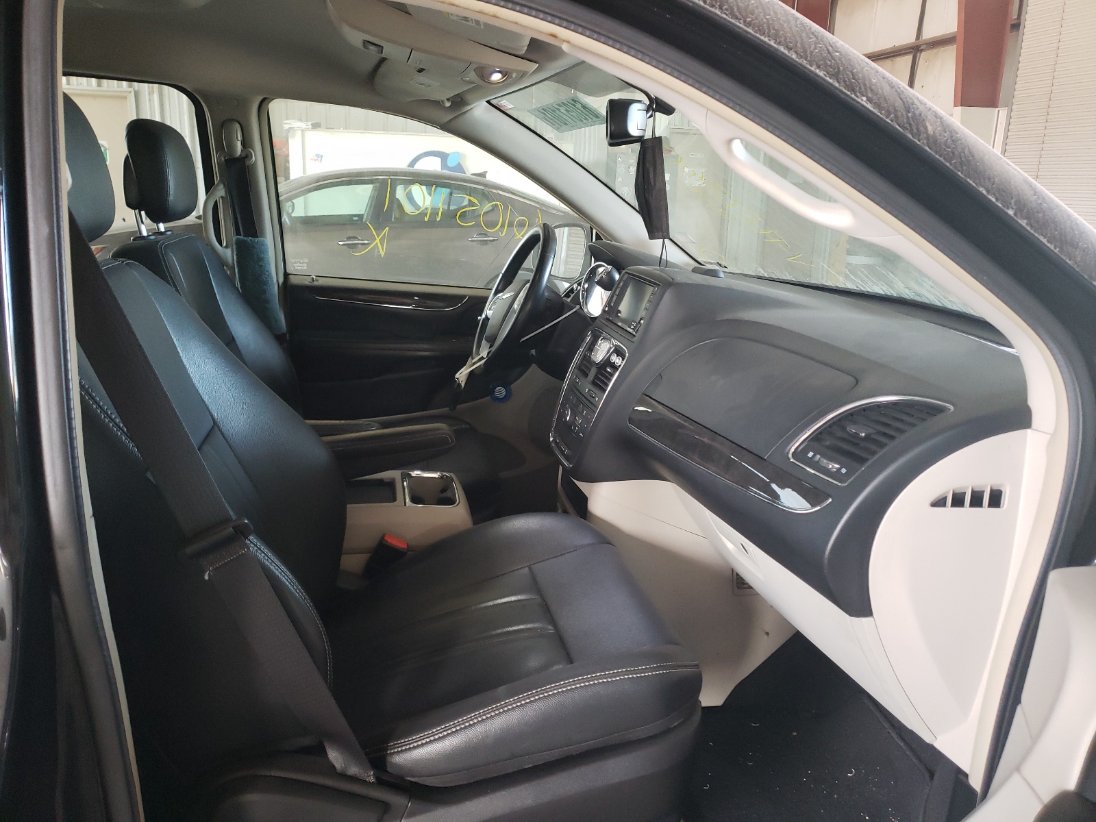 Photo 5 from auction – 2016 CHRYSLER TOWN & COU with VIN 2C4RC1BG3GR112127